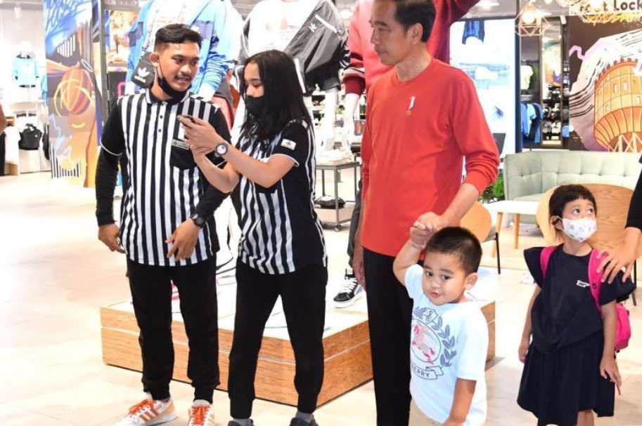 Presiden Joko Widodo mengajak kedua cucunya Sedah Mirah dan Panembahan Al Nahyan ke pusat perbelanjaan di Medan, Sumatra Utara, Kamis (9/2).