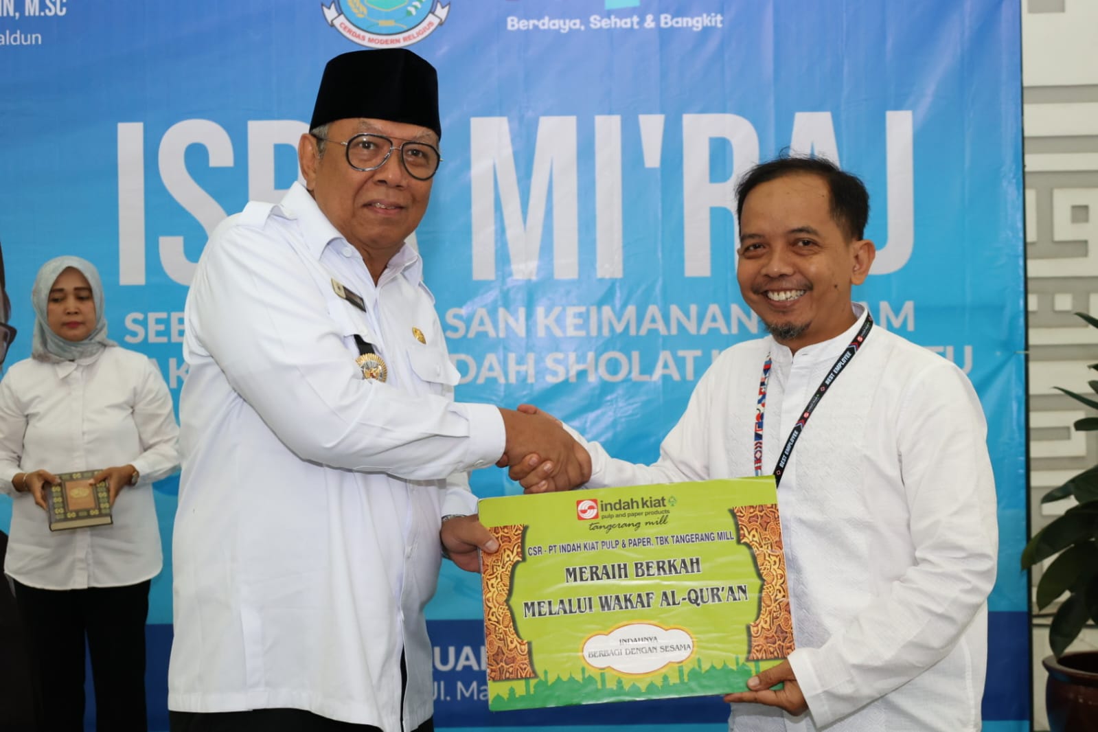 Wali Kota Tangsel Benyamin Davnie menerima wakaf Al Quran secara simbolis dari Head of Sustainability IKPP Tangerang Kholisul Fatikhin.