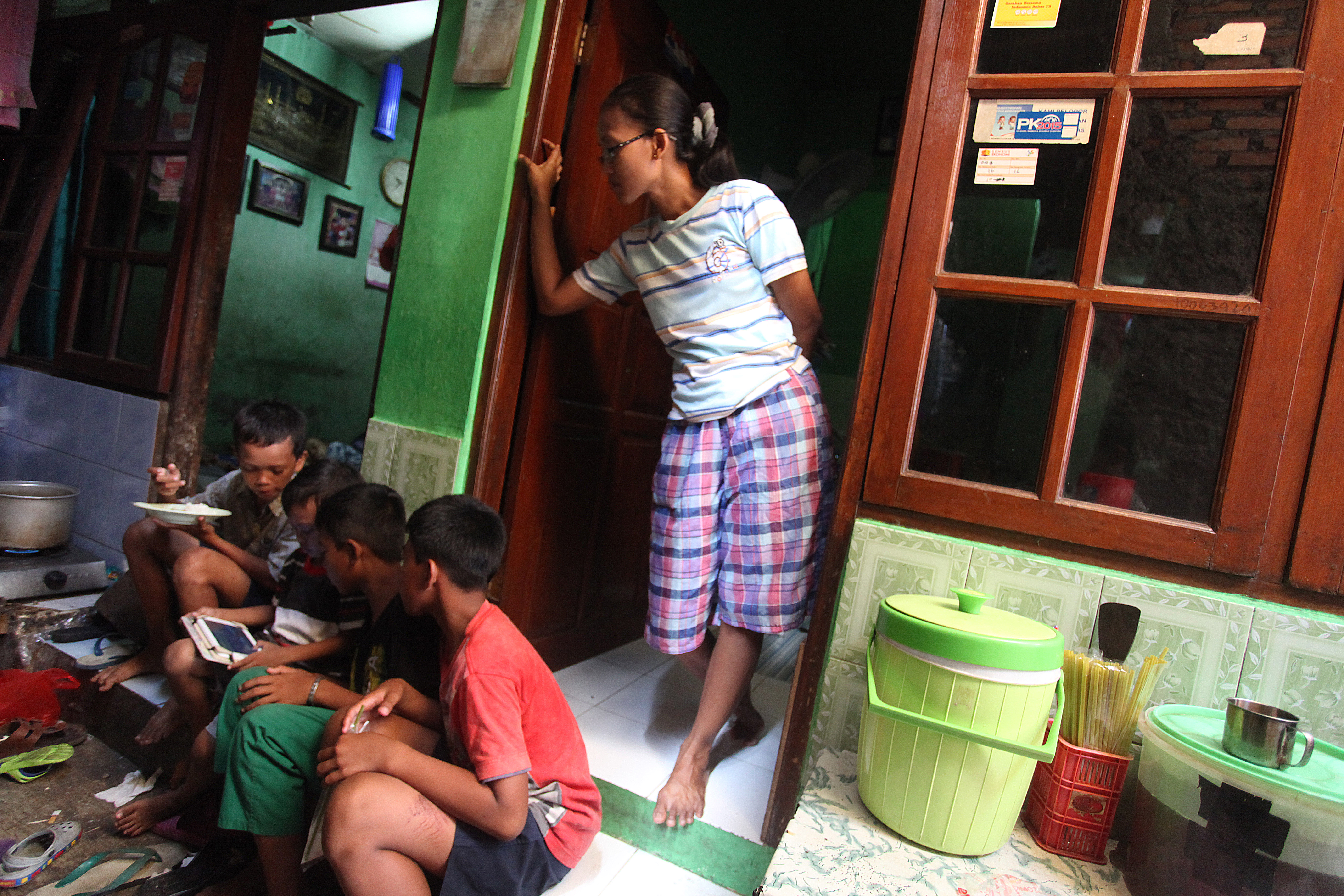 Anak-anak generasi milenial bermain gadget yang terkoneksi internetdi pemukiman gang sempit kawasan Kwitang, Jakarta Pusat, Kamis (2/6)