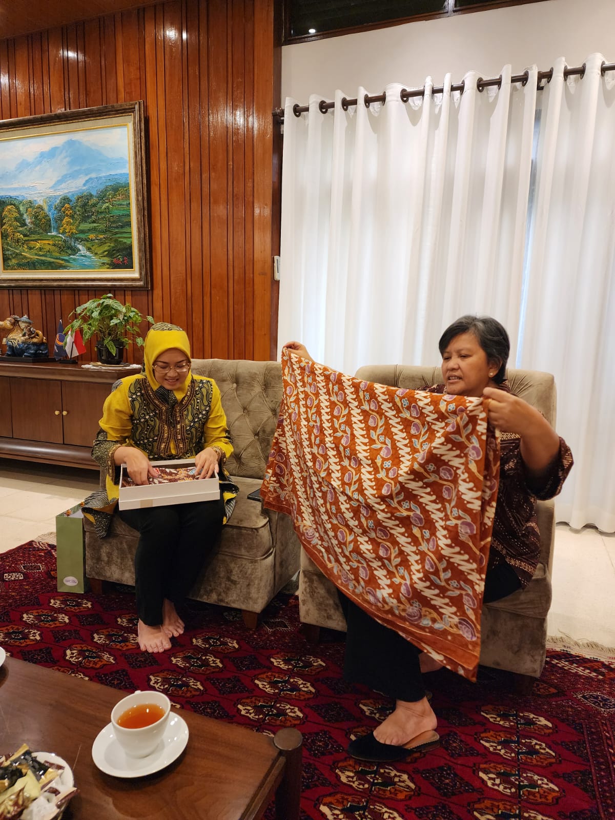 Wakil Ketua MPR RI Lestari Moerdijat dan Bupati Purwakarta Anne Ratna Mustika tengah mengagumi karya batik asal Purwakarta