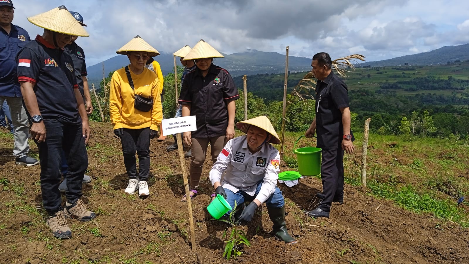 Wakil Ketua DPD RI Sultan Bachtiar Najamudin melakukan penanaman pohon di Kota Tomohan, Sulawesi Utara