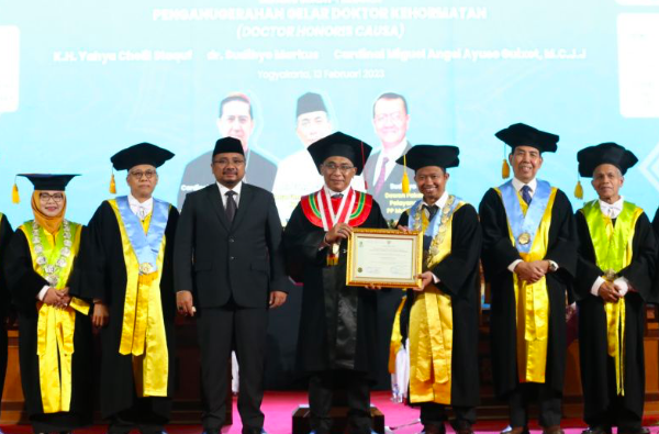 Rektor Universitas Islam Negeri (UIN) Sunan Kalijaga Yogyakarta Prof Phil Al Makin saat penganugerahan gelar kehormatan honoris causa.