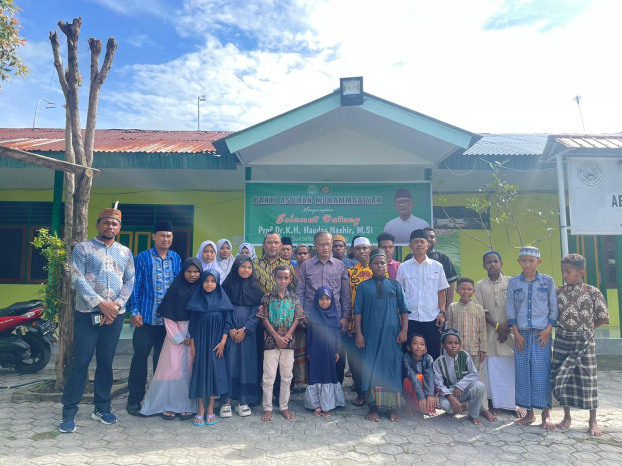 Ketua Umum PP Muhammadiyah Haedar Nashir bersama warga Papua