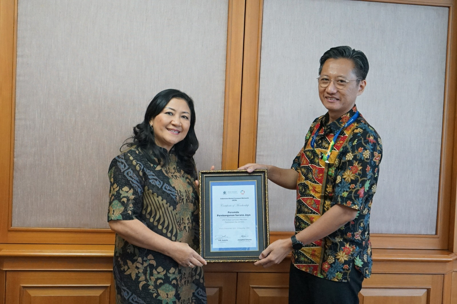 Direktur Administrasi dan Keuangan Sarana Jaya, Bima Priya Santosa (kanan) dan Executive Director, Indonesia Global Compact Network (IGCN) 