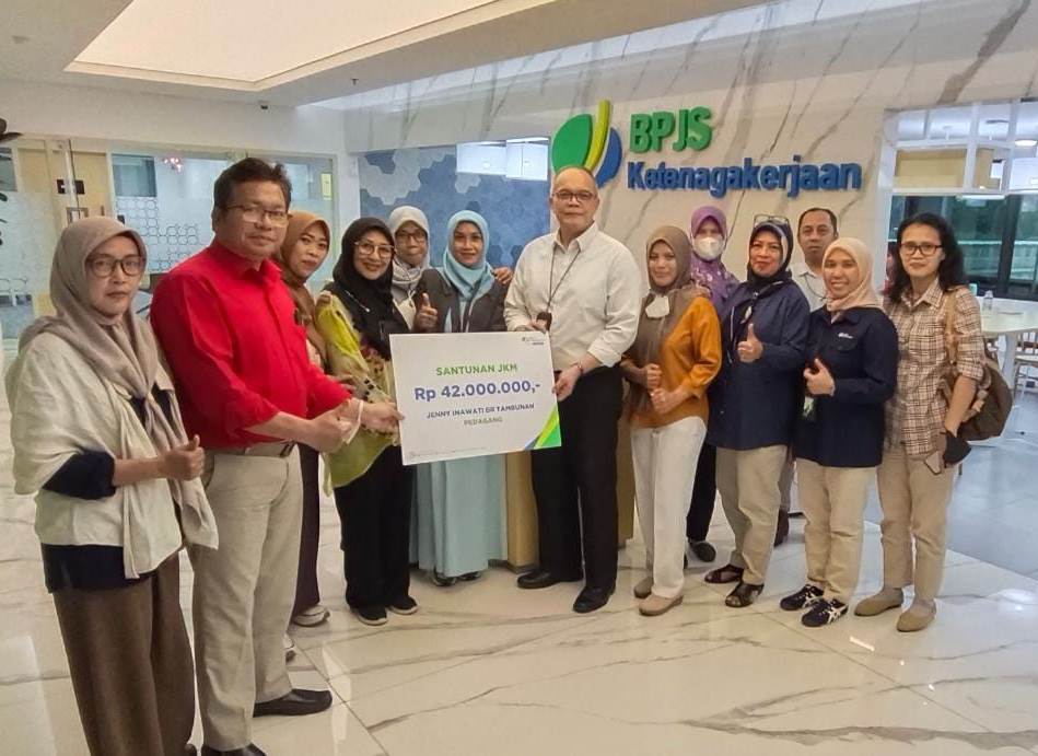 Acara penyerahan santunan program JKK BPJamsostek di Kantor Cabang Grha BPJamsostek, Jakarta, Rabu (8/2). 