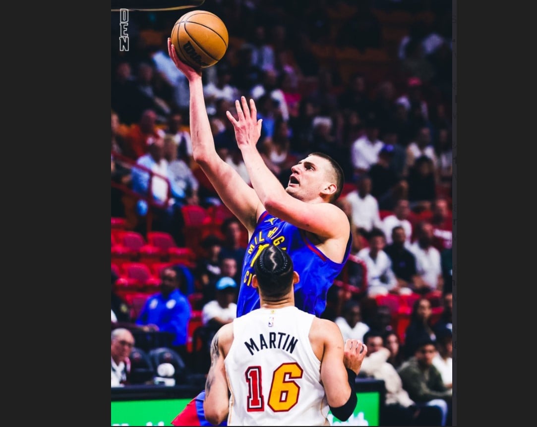 Pebasket Denver Nuggets Nikola Jokic melakukan layup dalam laga NBA melawan Miami Heat