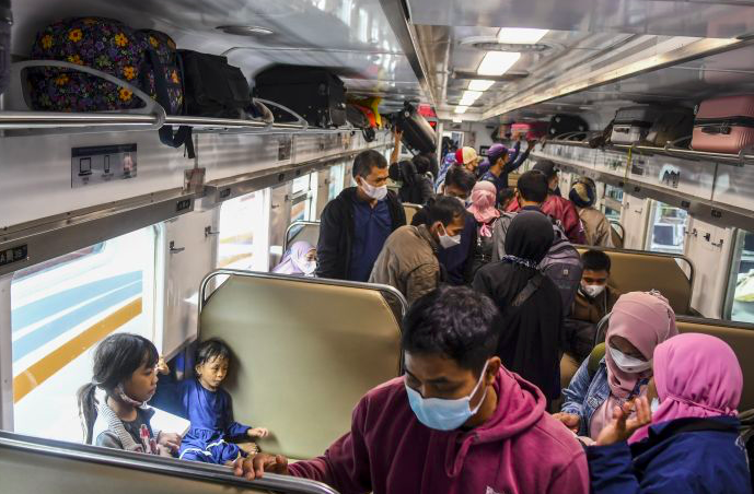 Suasana di dalam KA Bangunkarta pada masa mudik Lebaran.