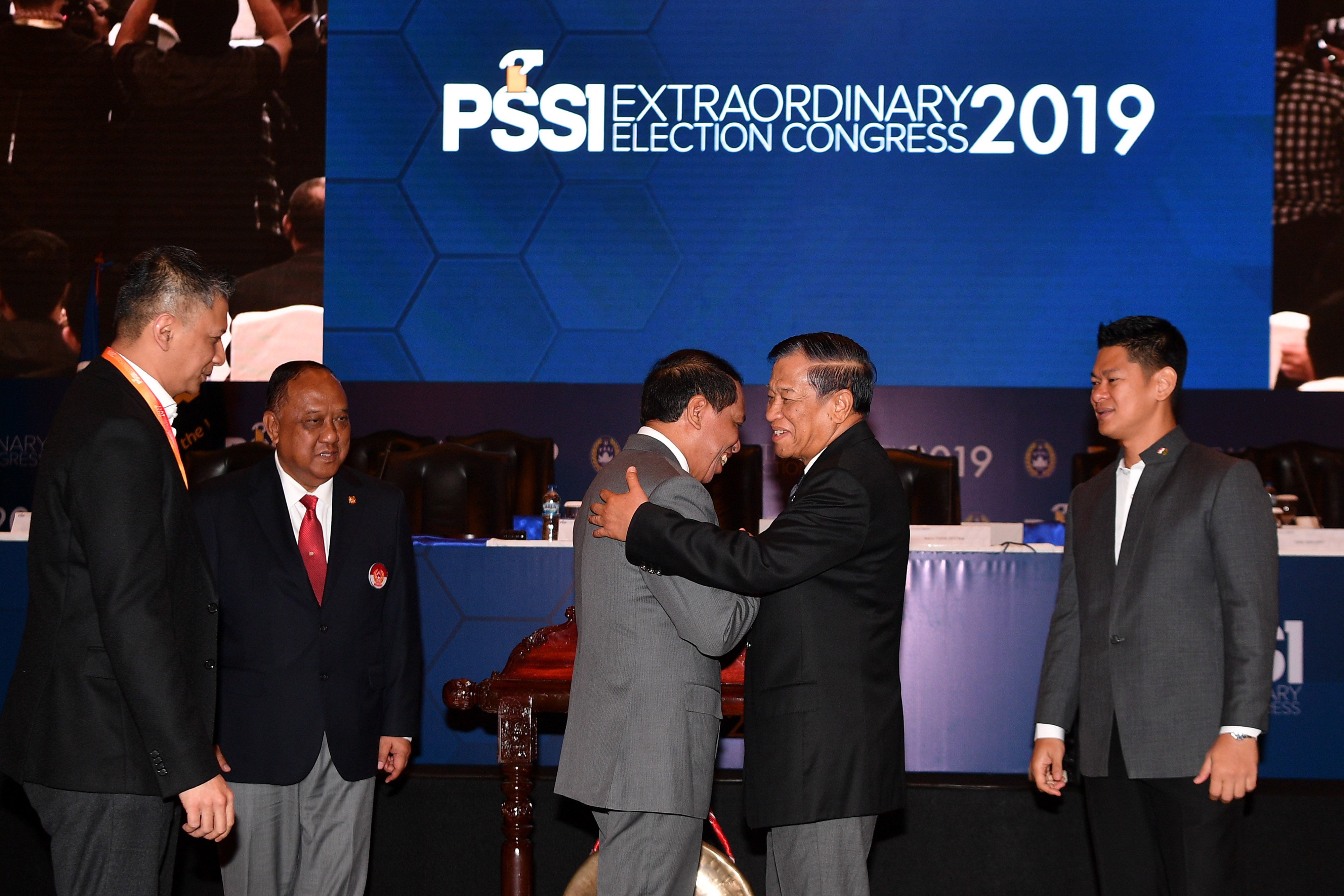 Agum Gumelar (kedua kanan) bersalaman dengan Menpora Zainudin Amali (tengah) saat Kongres Luar Biasa (KLB) PSSI di Jakarta (2/11/2019). 