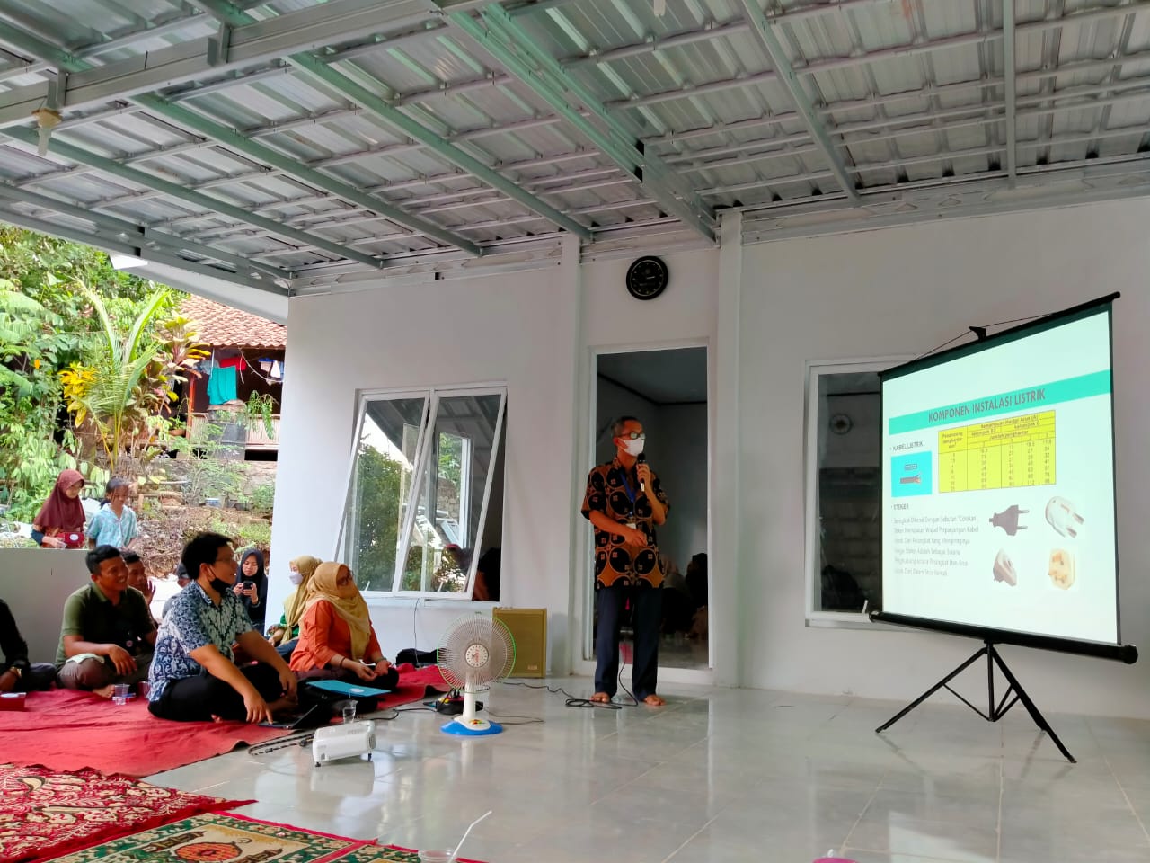 FTUP memberikan penyuluhan dan pelatihan kepada perangkat desa dan masyarakat dalam penggunaan peralatan listrik secara efisien. 