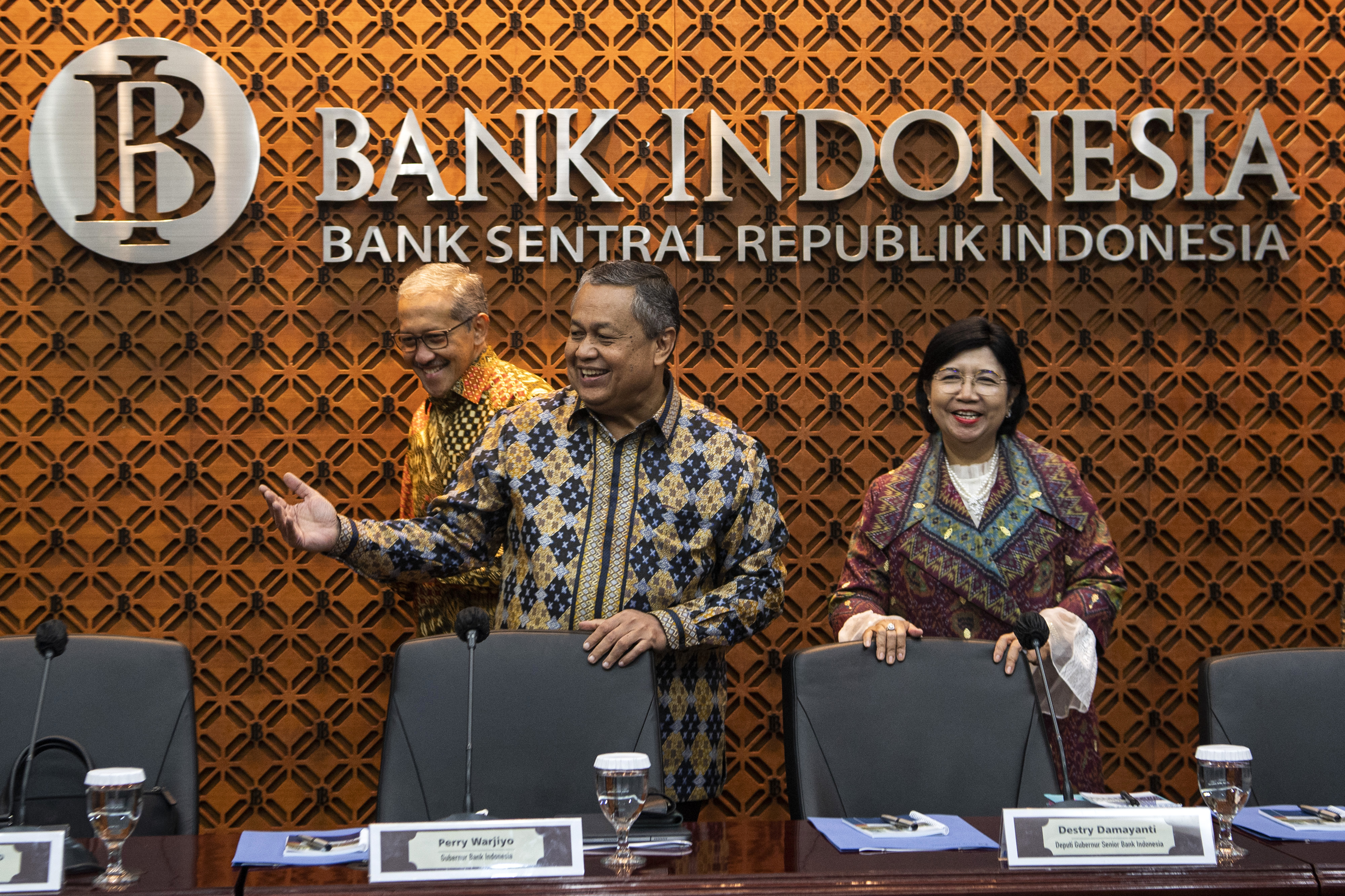 Gubernur Bank Indonesia Perry Warjiyo (tengah) bersiap memberikan keterangan pers.