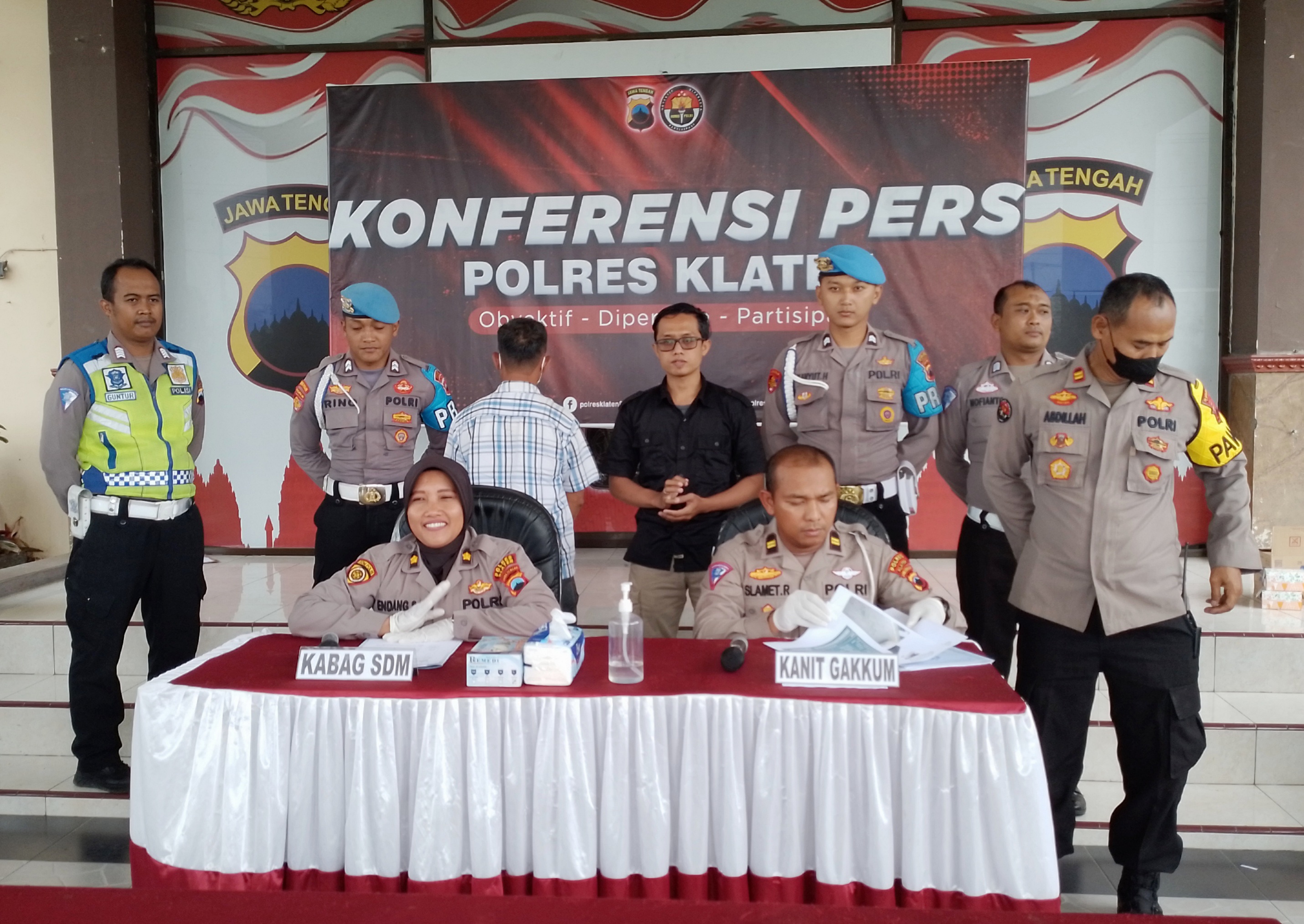 Polres Klaten menggelar kasus tabrak lari yang melibatkan mobil pelat merah milik Pemerintah Kabupaten Madiun