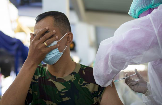 Penyuntikan vaksin Covid-19.