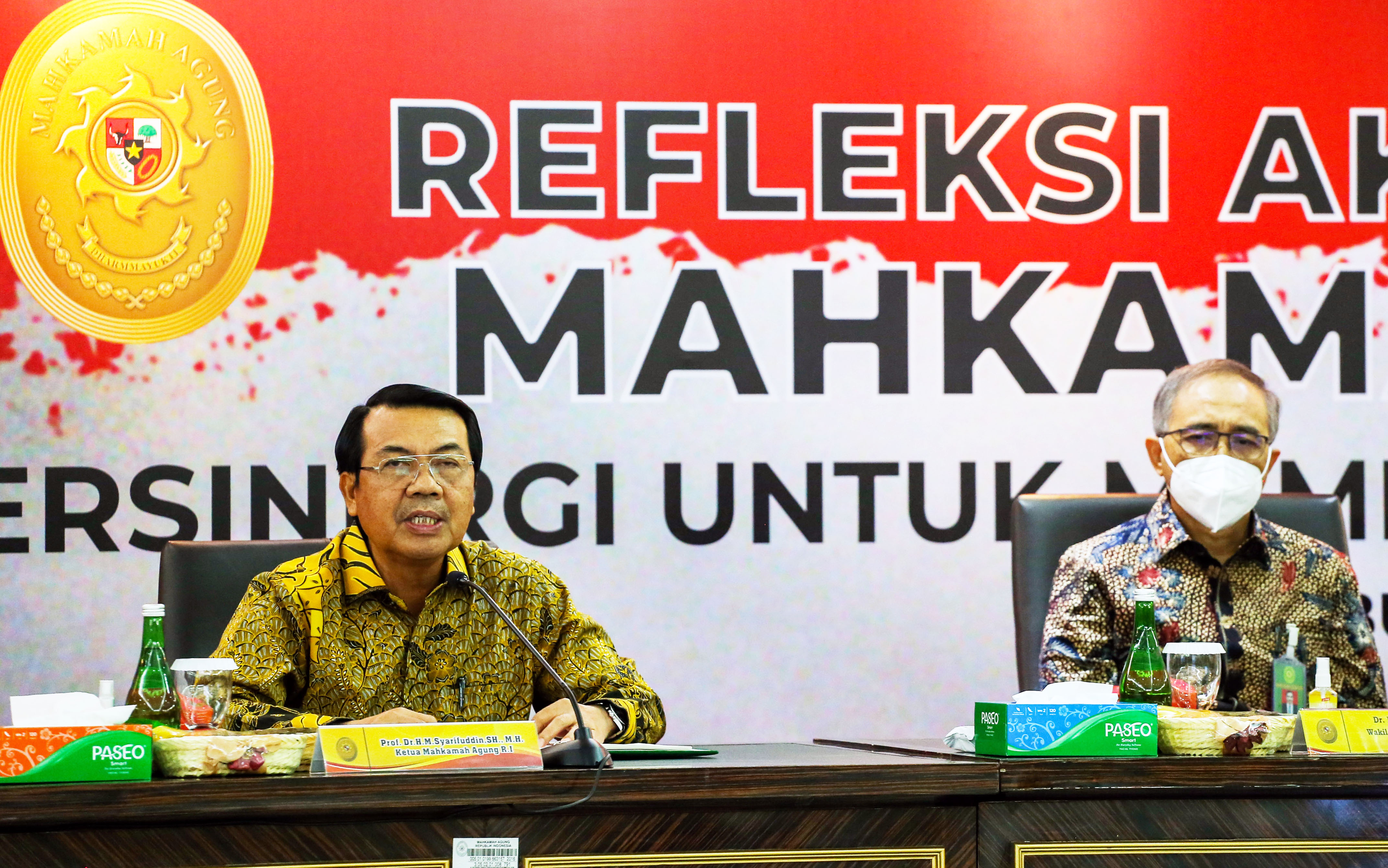 Ketua Mahkamah Agung M. Syarifuddin (kiri) didampingi Wakil Ketua Sunarto (kanan) pada acara Refleksi Akhir Tahun 2021 Mahkamah Agung.