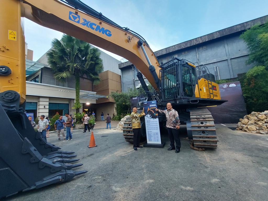 GM Tractors meluncurkan akskavator tipe XE690DK buatan perusahaan Tiongkok.