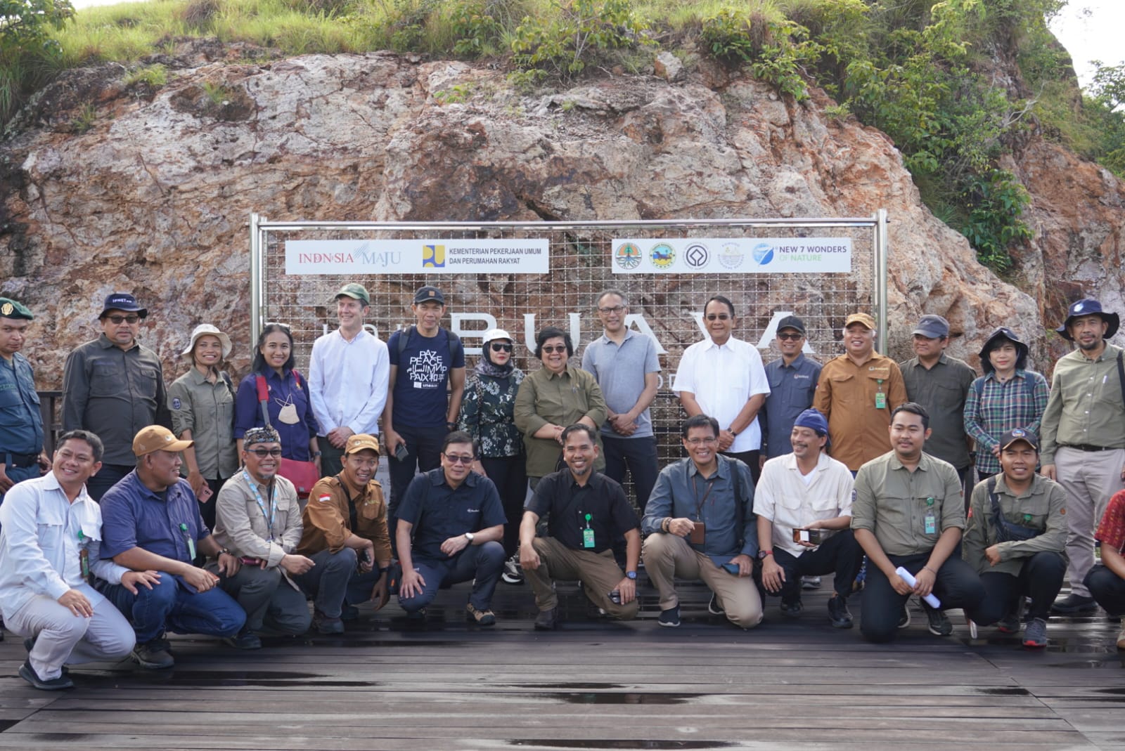 Menteri LHK Siti Nurbaya bersama Presiden dan CEO World Resources Institute Global Ani Dasgupta mengunjungi TN Komodo di Pulau Rinca, NTT. 