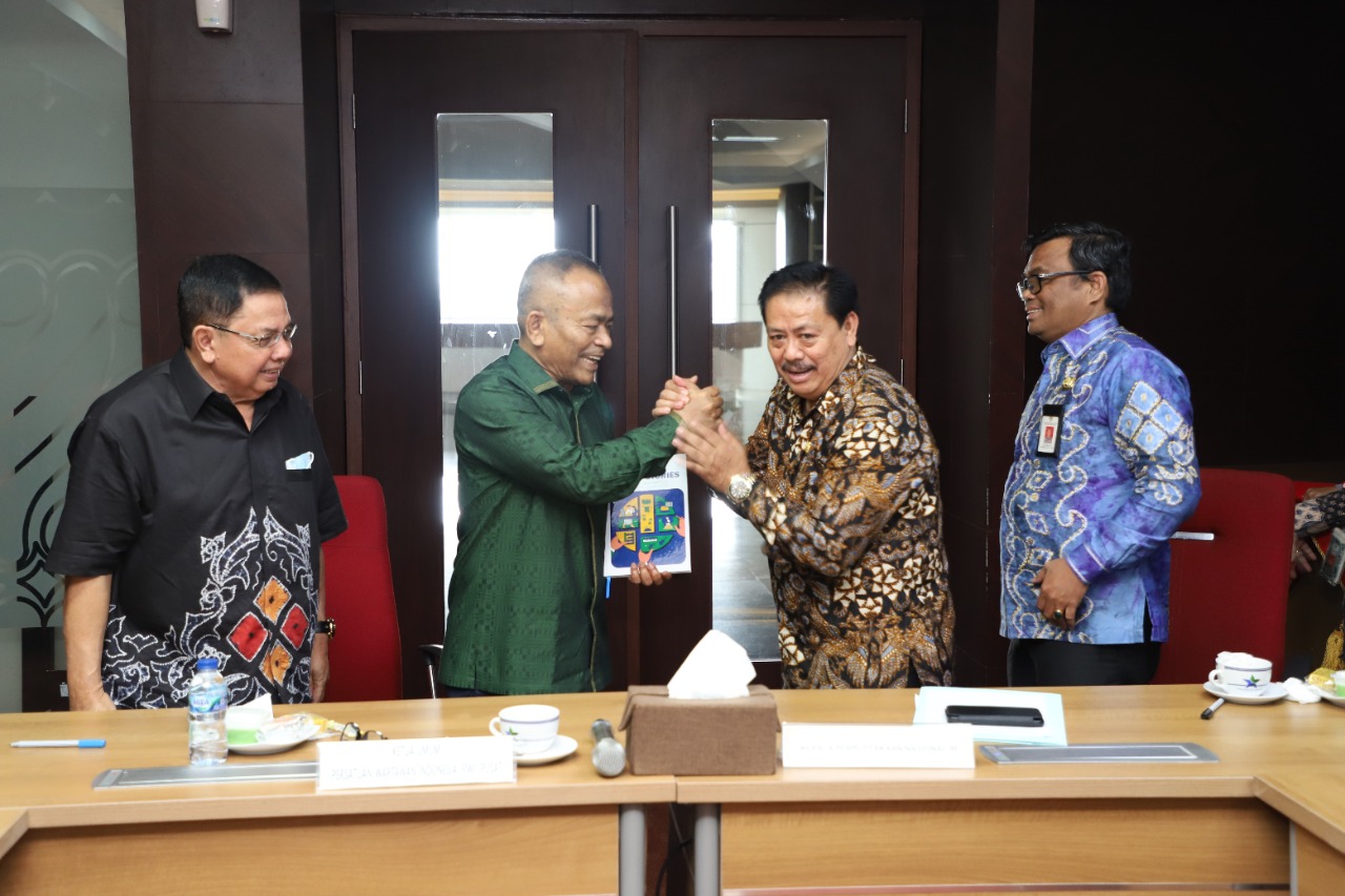 Perpusnas bersama PWI Pusat menandatangani nota kesepahaman bersama (MoU) kedua pihak dalam meningkatkan literasi masyarakat.