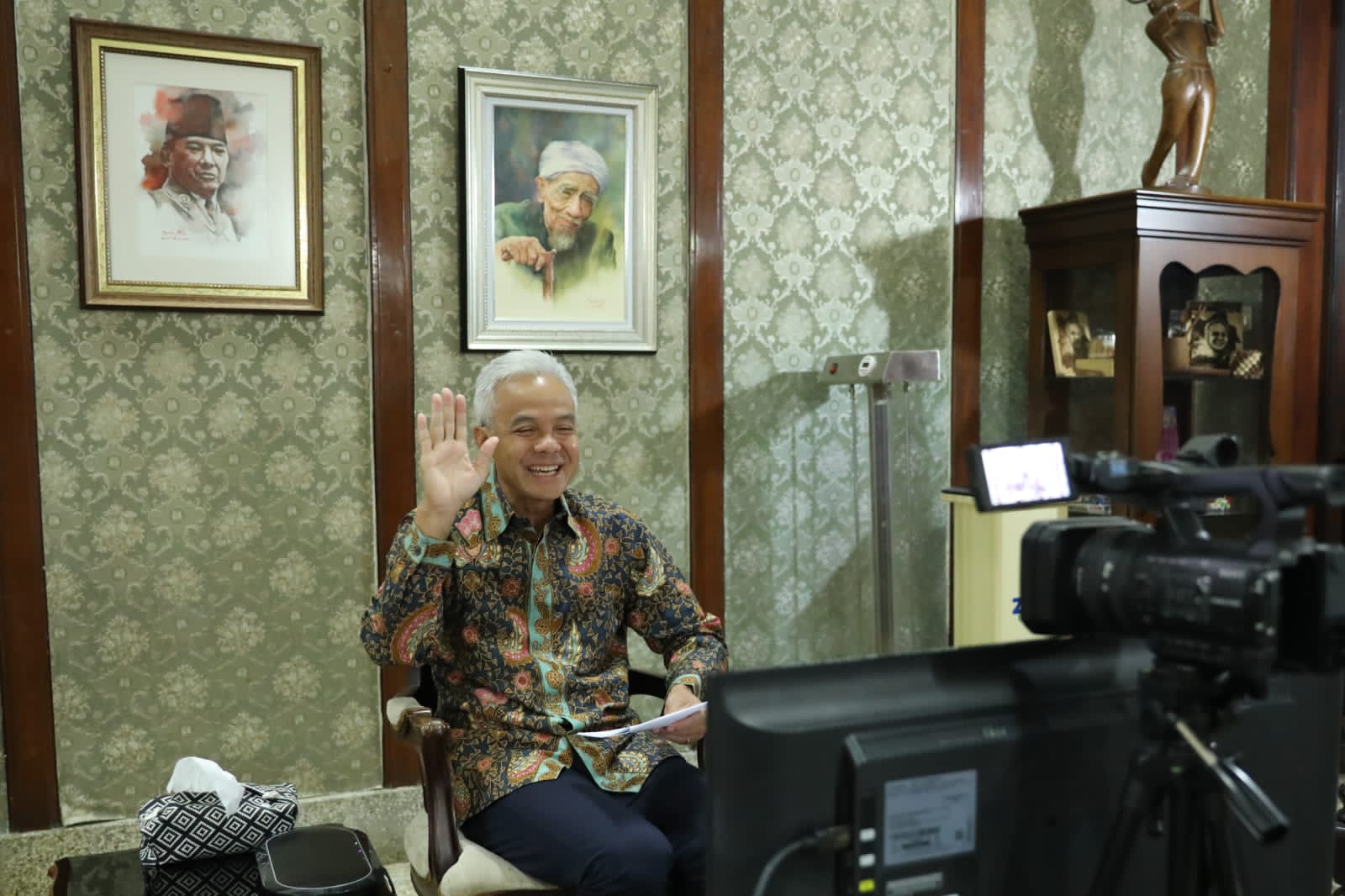  Ganjar menghadiri peluncuran KUR Super Mikro bersama Bank Jateng secara virtual di rumah dinasnya, Puri Gedeh, Kota Semarang, Jateng, Sabtu