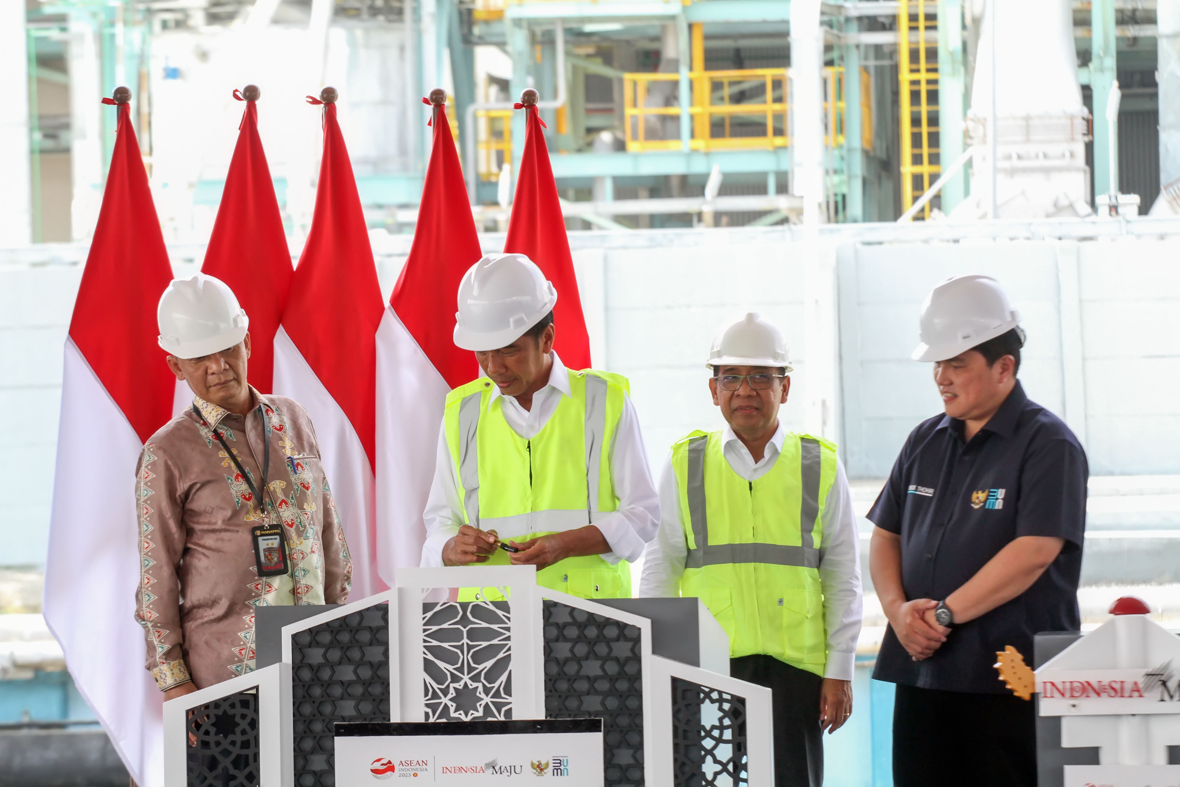 Presiden Joko Widodo meneken prasasti peresmian pabrik pupuk di Dermaga 3 PT Pupuk Iskandar Muda (PIM) Krueng Geukuh, Aceh