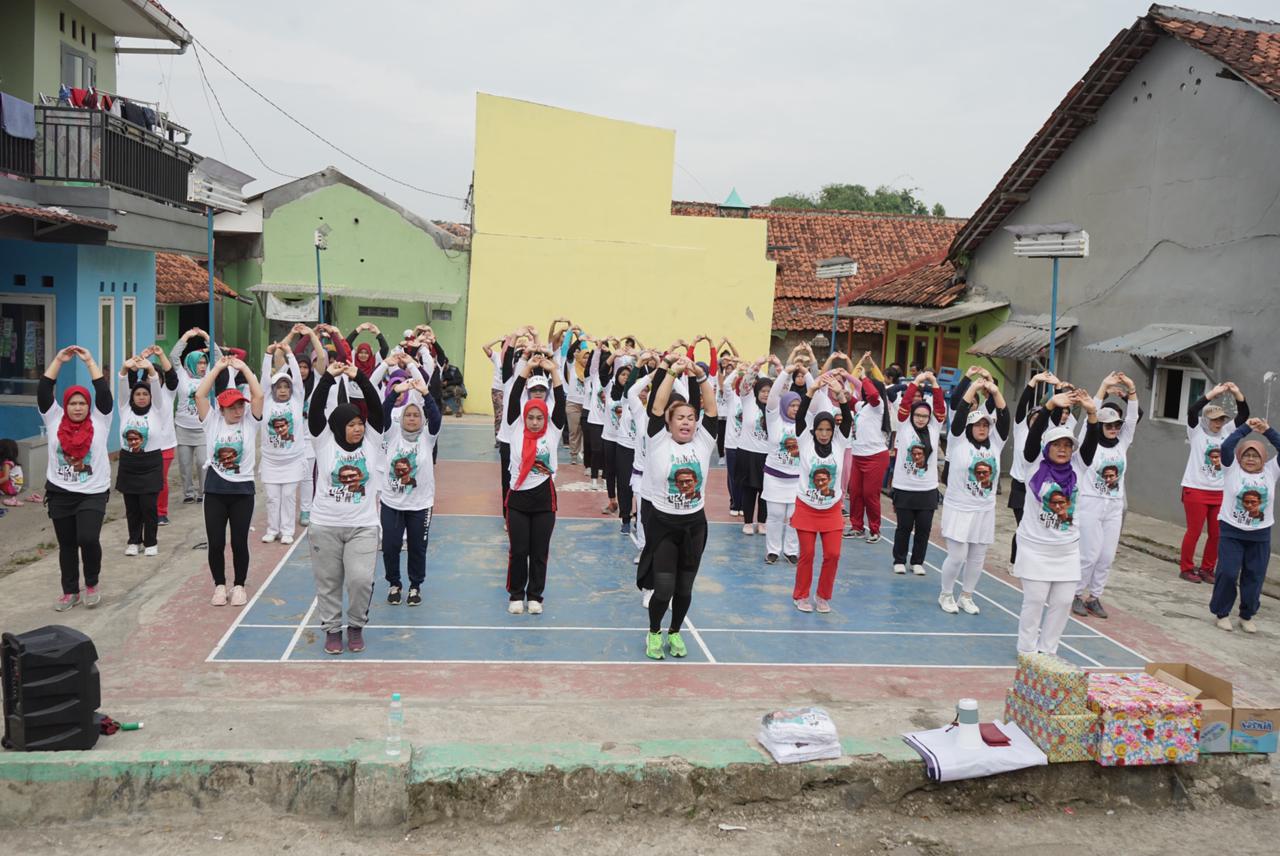 Di Kecamatan Bogor Barat, Kota Bogor, Teman Sandi mengadakan kegiatan senam sehat yang diramaikan oleh ratusan orang peserta.