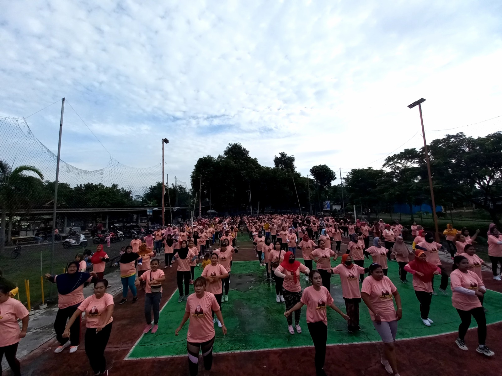 Mak Ganjar Jatim menggelar kegiatan senam sehat bersama klub RTH Bagorejo pada Jumat (17/2/2023), di RTH Desa Bagorejo, Banyuwangi