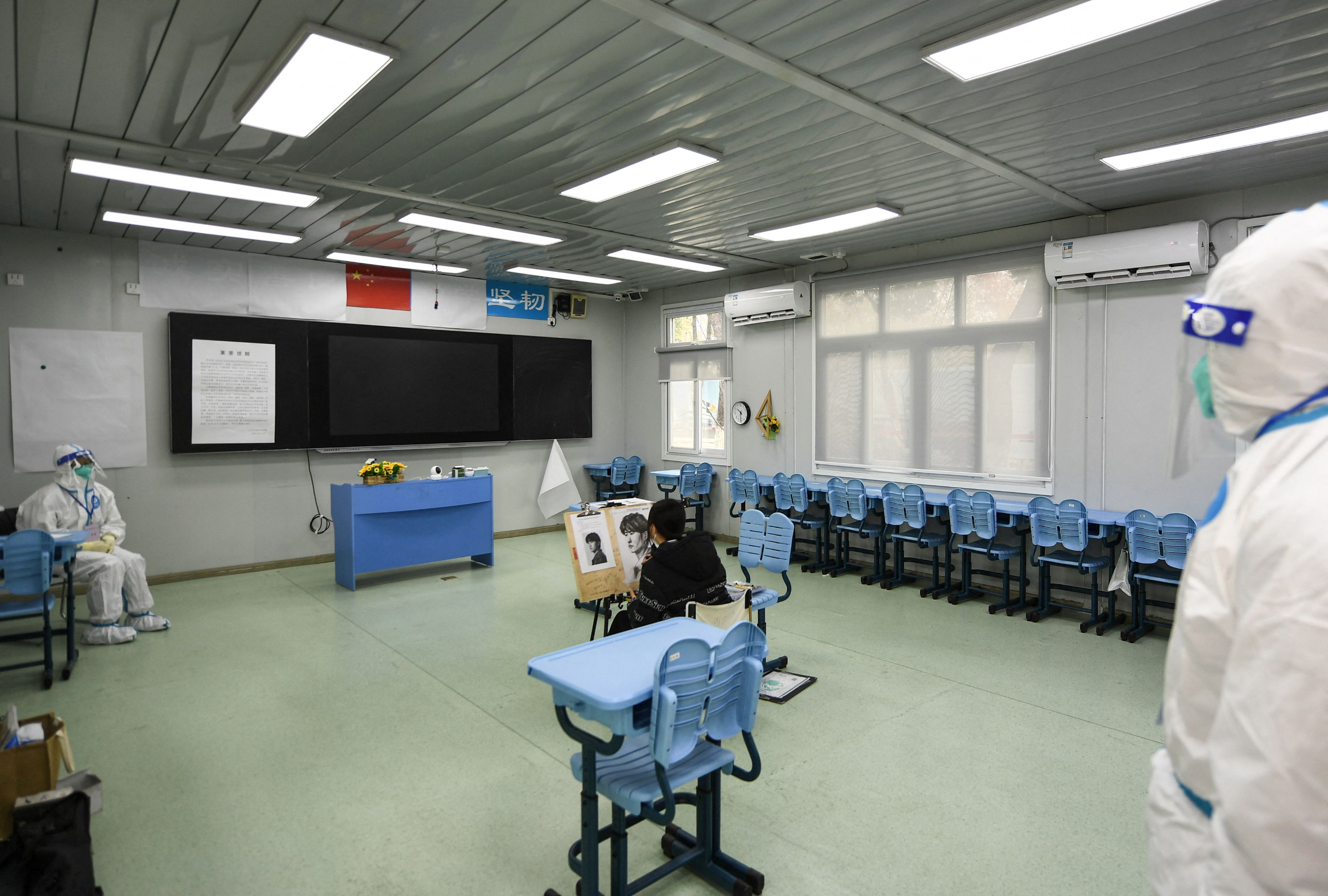 Seorang siswa sedang mengikuti ujian seni lukis di sebuah kelas yang terisolasi sebagai upaya pencegahan penularan covid-19. 