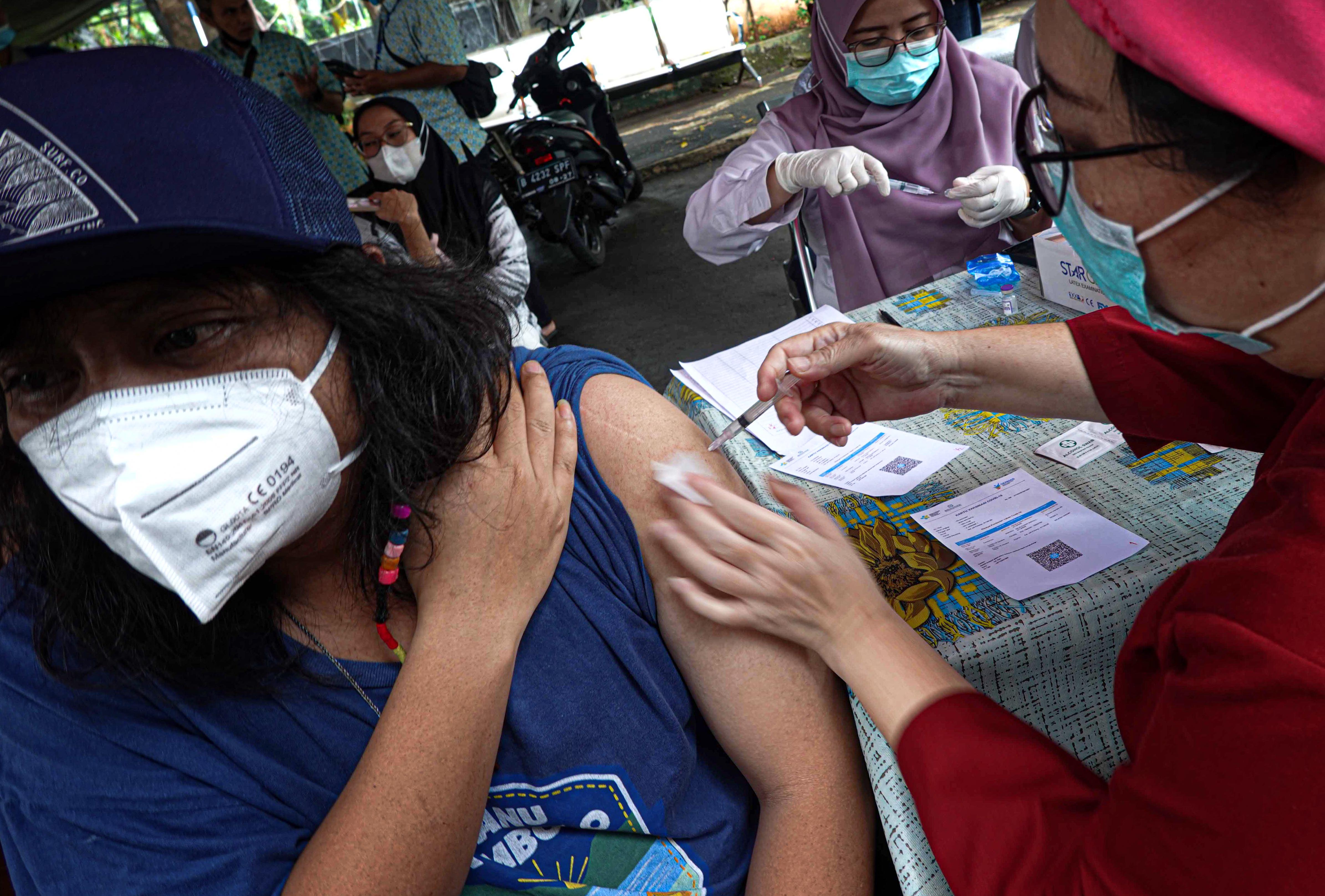 Petugas kesehatan menyuntikkan vaksin Covid-19 penguat (booster) kedua kepada seorang warga di Puskemas Jati Padang, Jakarta.
