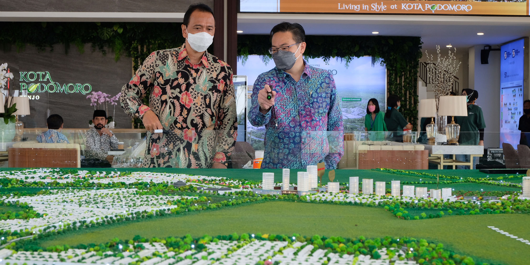 Assistant Vice President Marketing Kota Podomoro Tenjo Zaldy Wihardja (kanan) berdiskusi di depan maket proyek Kota Podomoro Tenjo.