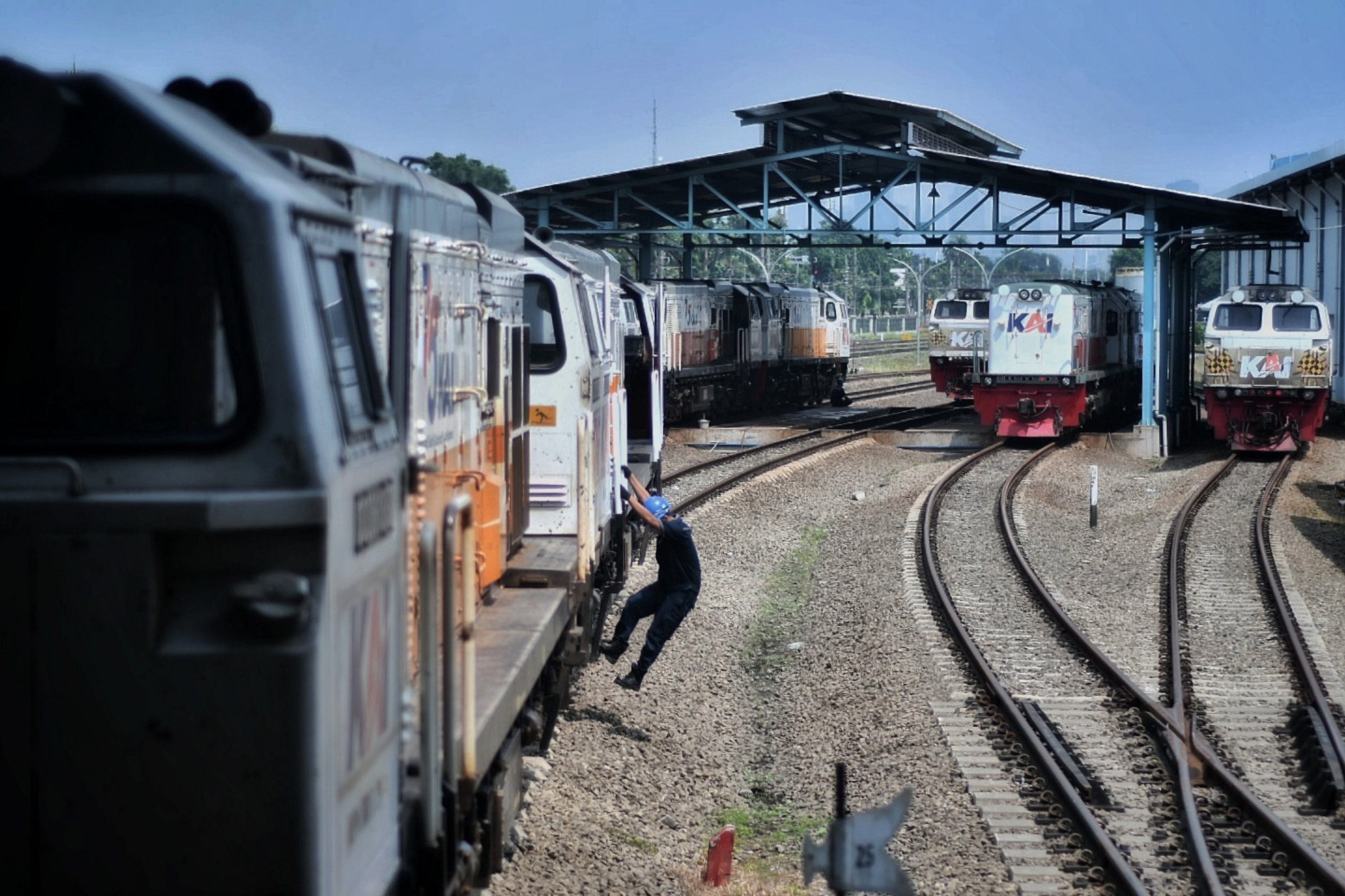  Petugas melakukan perawatan rutin pada lokomotif di Depo Kereta Cipinang, Jakarta.
