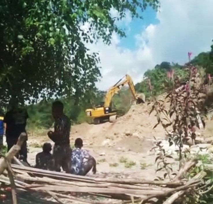 Jalan Trans Timor yang menghubungkan Kota Kupang dengan empat kabupaten di NTT tertutup longsor sejak Jumat (17/2) malam.