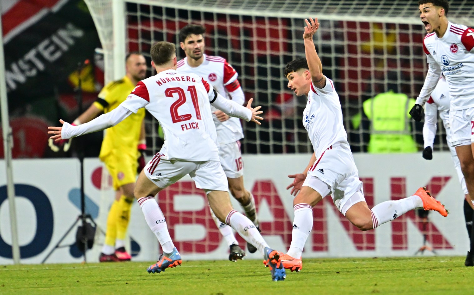 Para pemain Nuremberg melakukan selebrasi usai menang adu penalti atas Fortuna Duesseldorf di laga DFB Pokal.