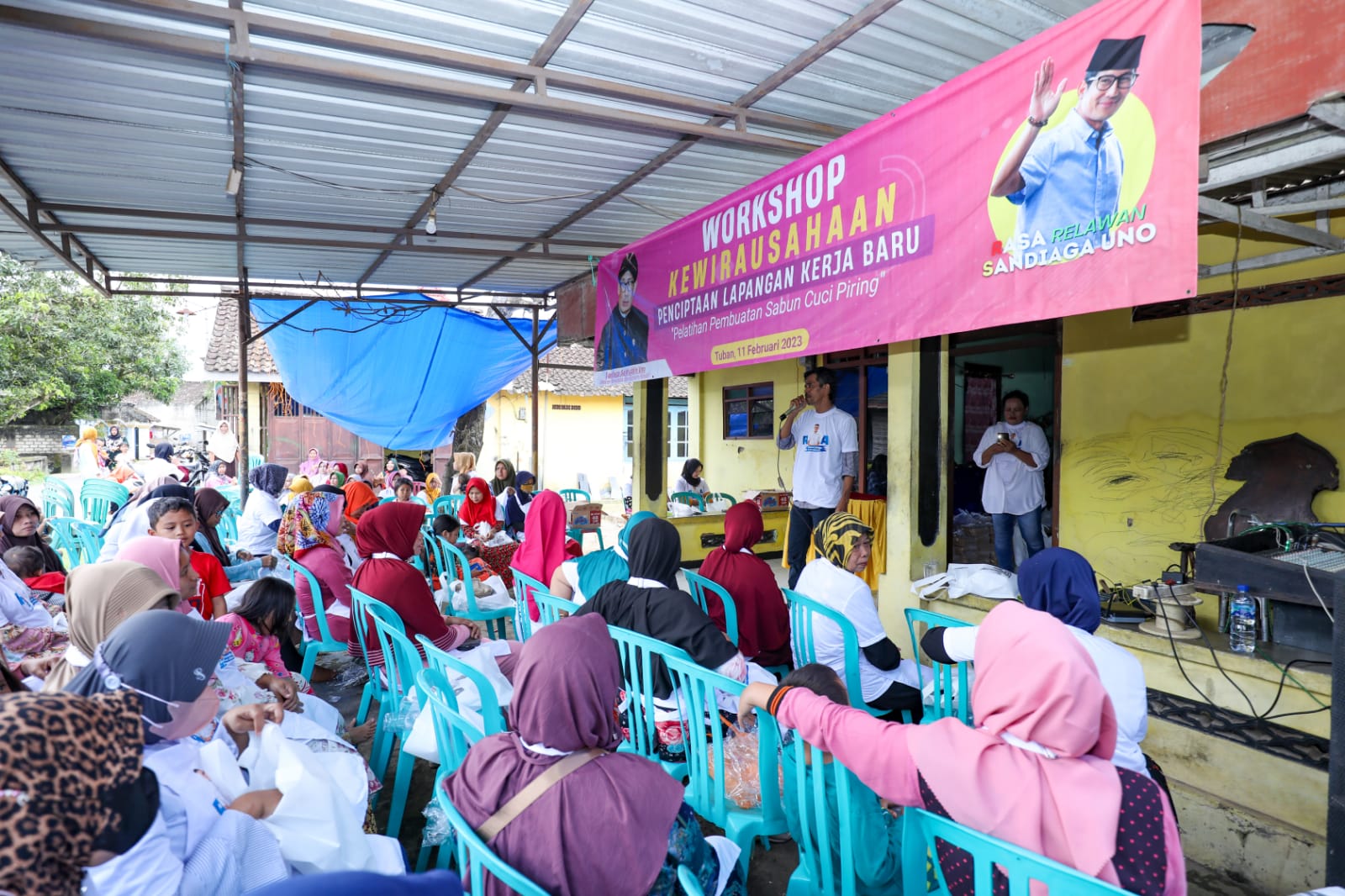 Ratusan ibu-ibu mengikuti workshop kewirausahaan. Kegiatan ini diadakan Relawan Sandiaga (Rasa) Kabupaten Tuban, Jawa Timur, Sabtu (11/2/23)