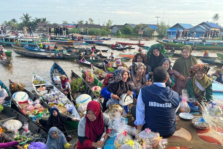 Anies Baswedan di pasar terapung.