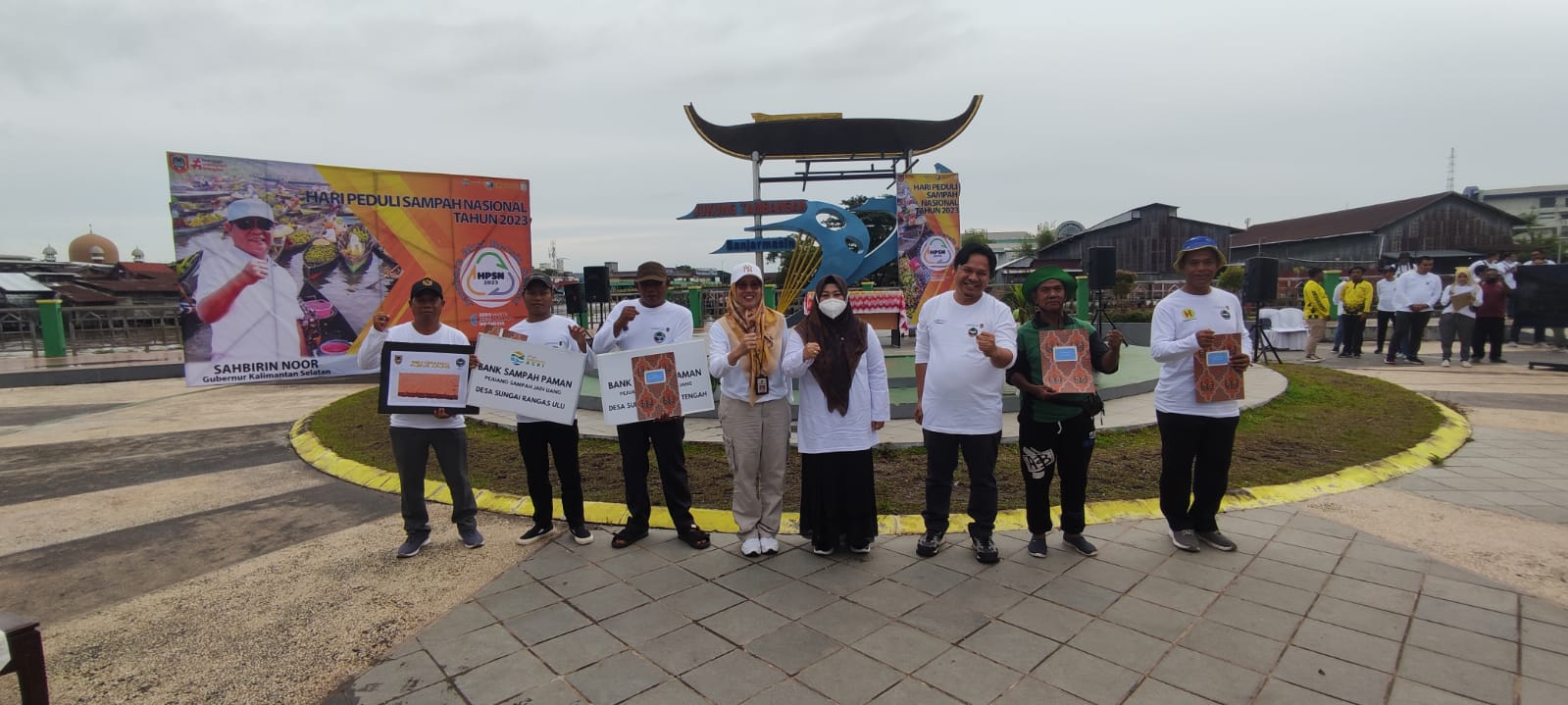 Peringatan Hari Peduli Sampah di Kalimantan Selatan dilaksanakan dengan melakukan bersih-bersih sungai