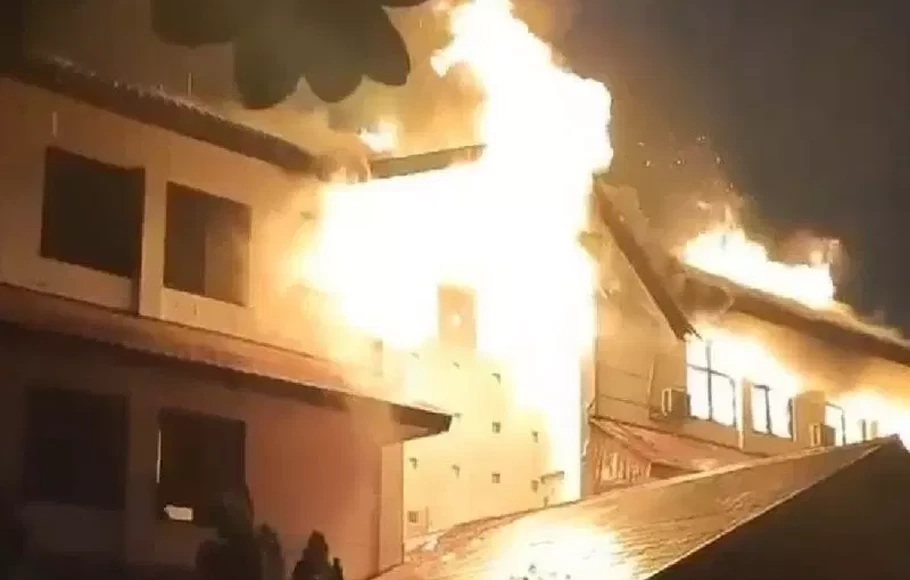 Tangkapan layar kebakaran gedung Persatuan Werdatama Republik Indonesia (PWRI) di Pondok Labu, Cilandak, Jakarta Selatan, Kamis (2/2).