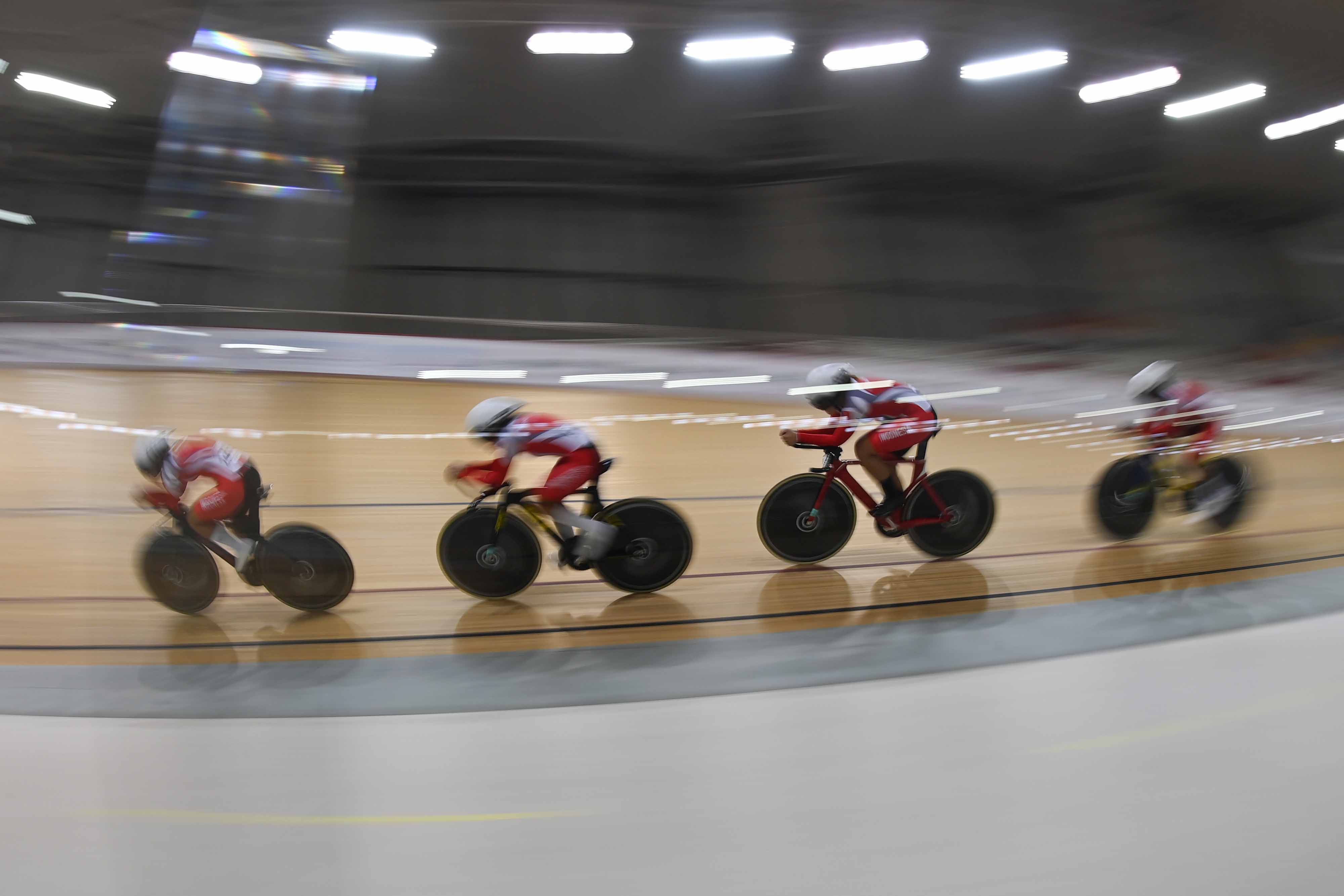 Pebalap sepeda tim Indonesia memacu kecepatan dalam laga UCI Track Nation Cup 2023.