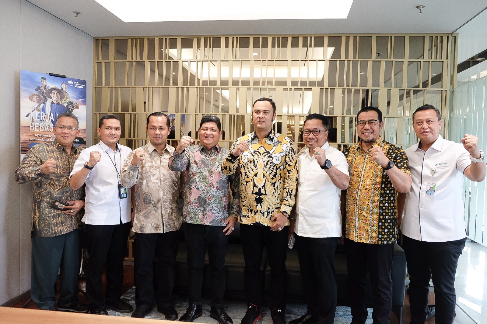 Bupati Sijunjung Benny Dwifa Yuswir mendapatkan penghargaan dari Direktur Kepesertaan BPJS Ketenagakerjaan Zainudin di Jakarta, Senin (6/2).