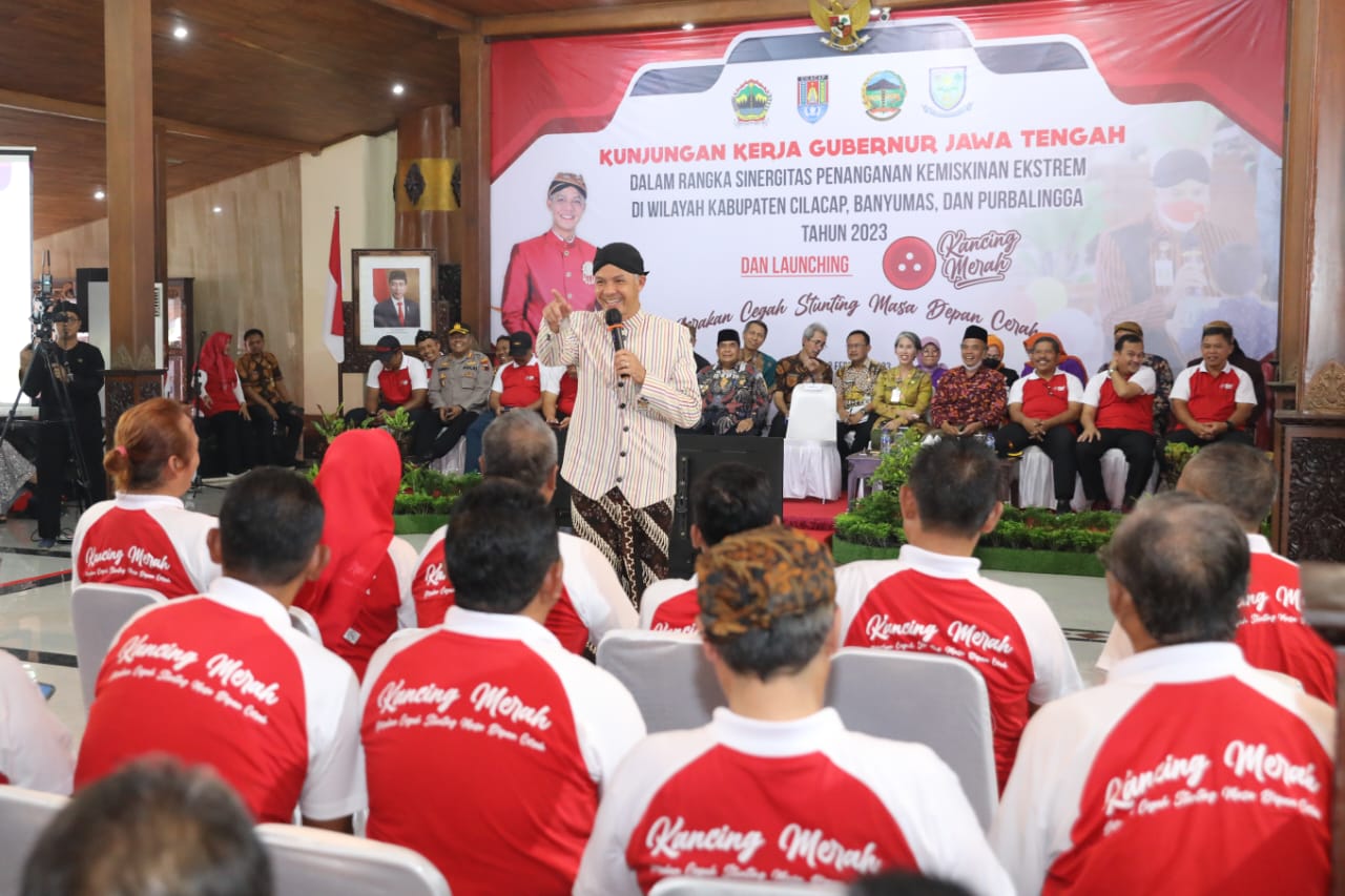 Ganjar meluncurkan program Gerakan Cegah Stunting Masa Depan Cerah (Kancing Merah) dalam rangka menekan angka stunting untuk menurunkan tin