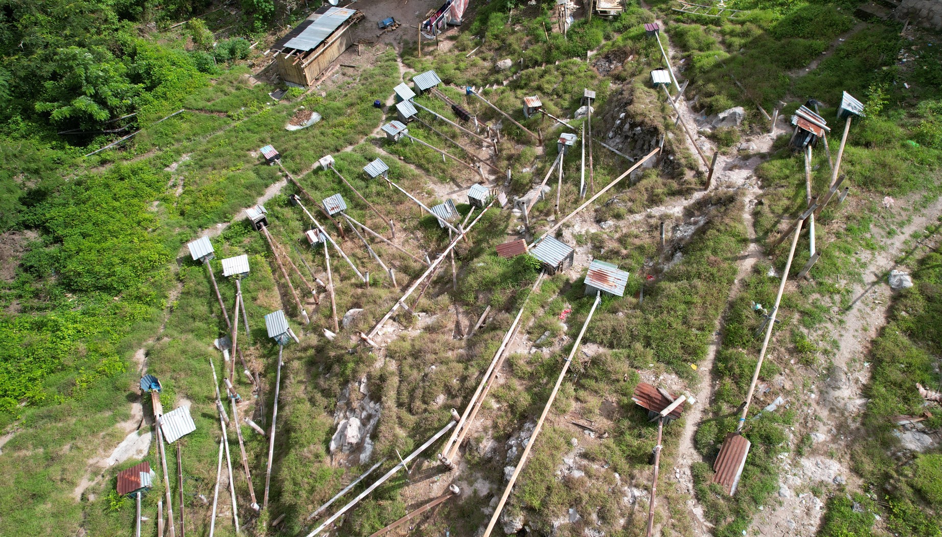Foto udara instalasi penyulingan uap panas bumi di Kampung Cawalo, Desa Rokirole, NTT.