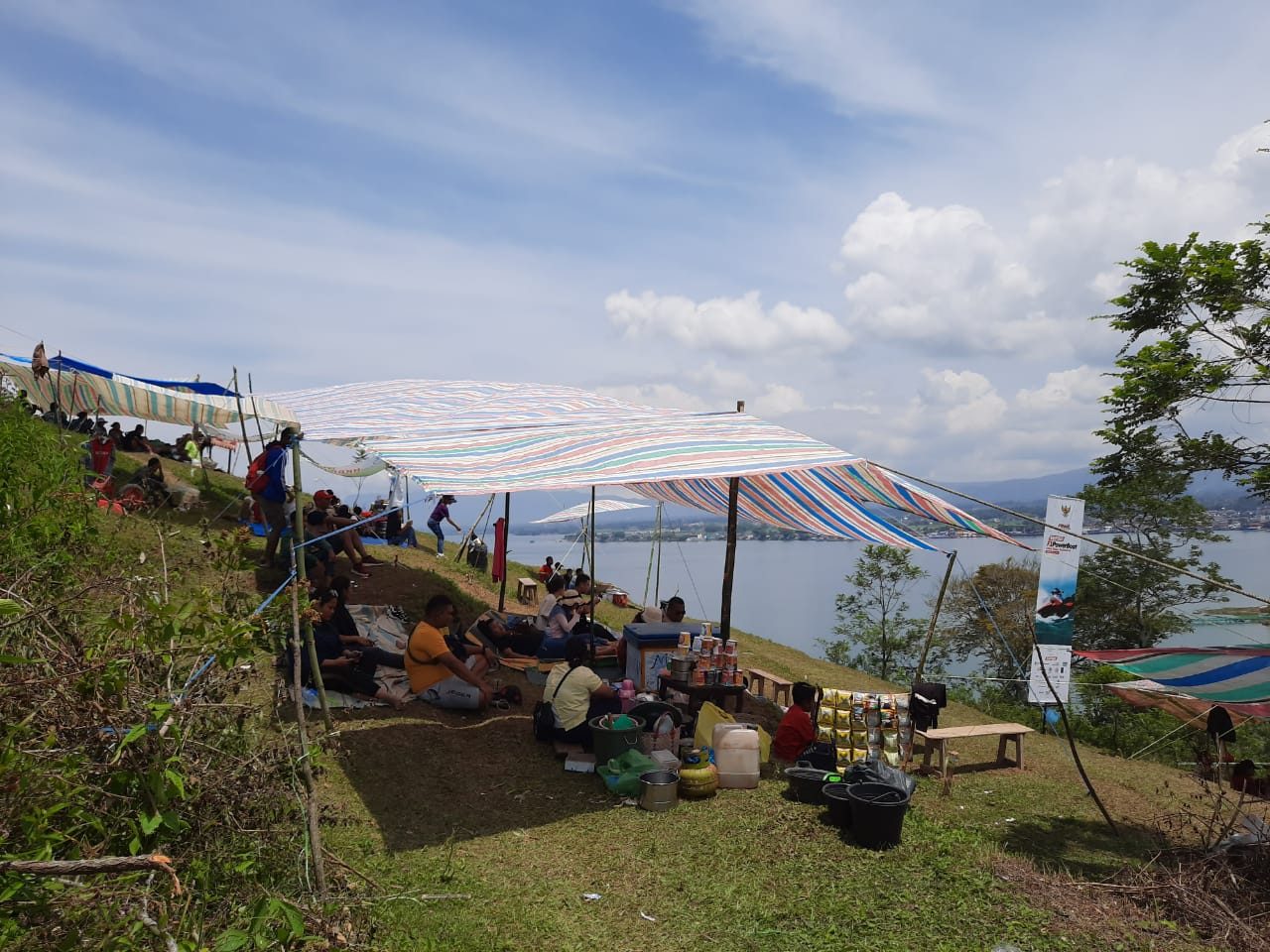Para pedagang lokal memasang tenda di sekitar Danau Toba, Sumut, agar pengunjung bisa menyaksikan ajang F1 Powerboat (F1H20). 