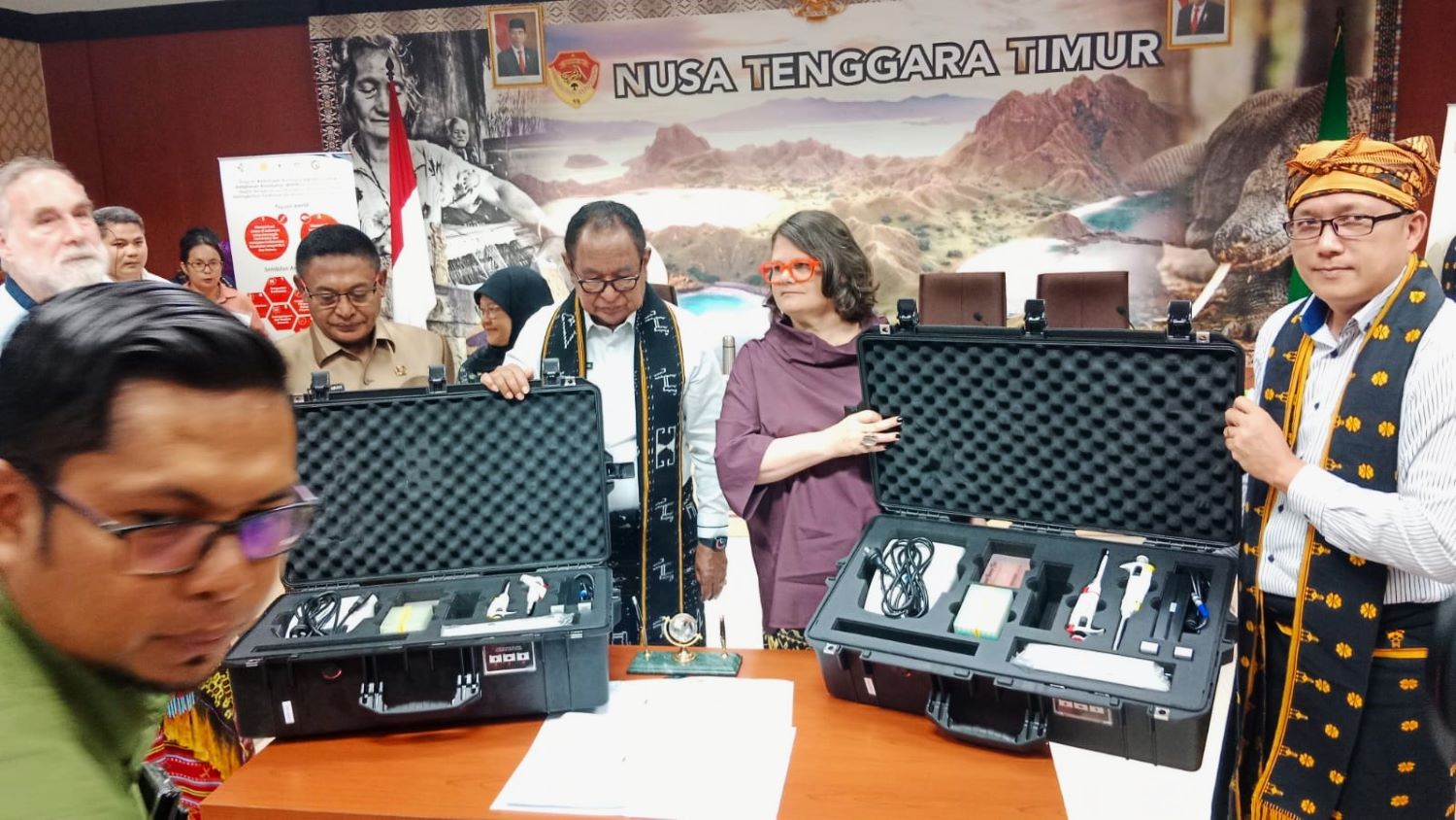 Penyerahan dua alat deteksi virus ASF dari Pemerintah Australia kepada Pemprov NTT di Kupang, Selasa (7/2).