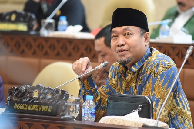 Anggota Komisi V DPR RI Hamid Nur Yasin saat RDP Komisi V DPR RI di ruang rapat Komisi V, Gedung Nusantara, Senayan, Jakarta, Selasa (7/2).