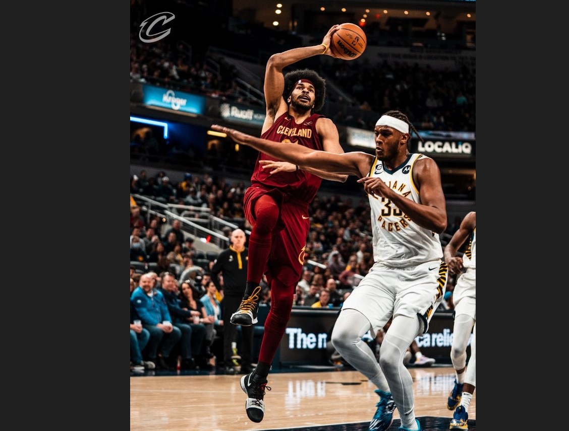 Pebasket Cleveland Cavaliers Jarrett Allen melancarkan serangan dalam laga NBA melawan Indiana Pacers.