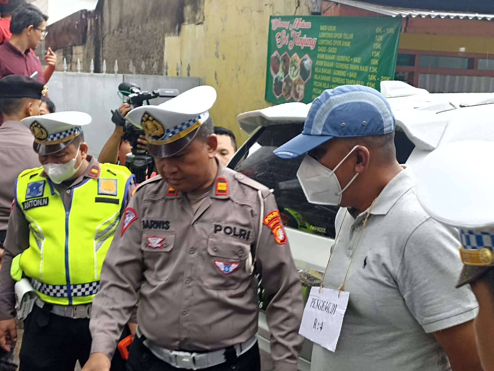Petugas kepolisian melakukan rekonstruksi kasus kecelakaan yang menewaskan mahasiswa UI.