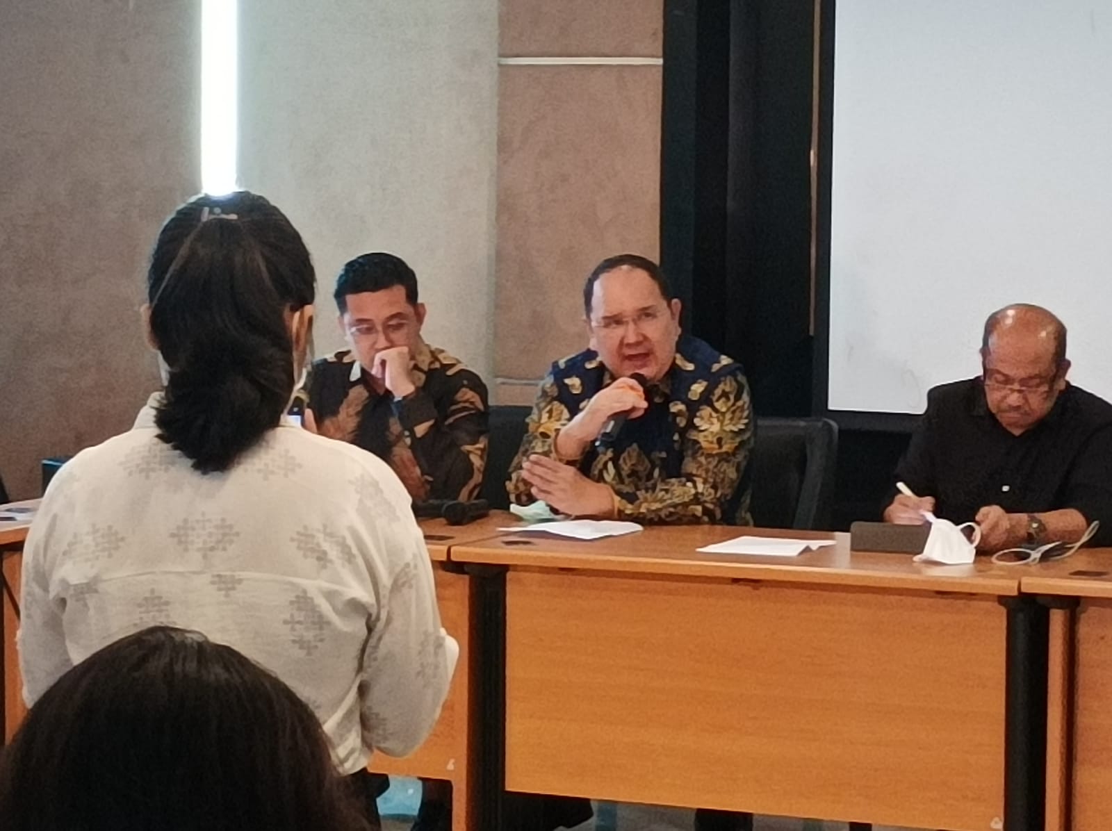 Pendiri KSP Indosurya Henry Surya memberikan penjelasan di Jakarta.