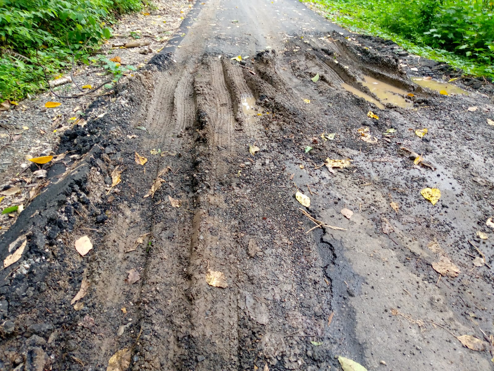 Pekerjaan jalan berupa hotmix, agregat ruas Tuakepa-Tenawahang, Kecamatan Titehena.