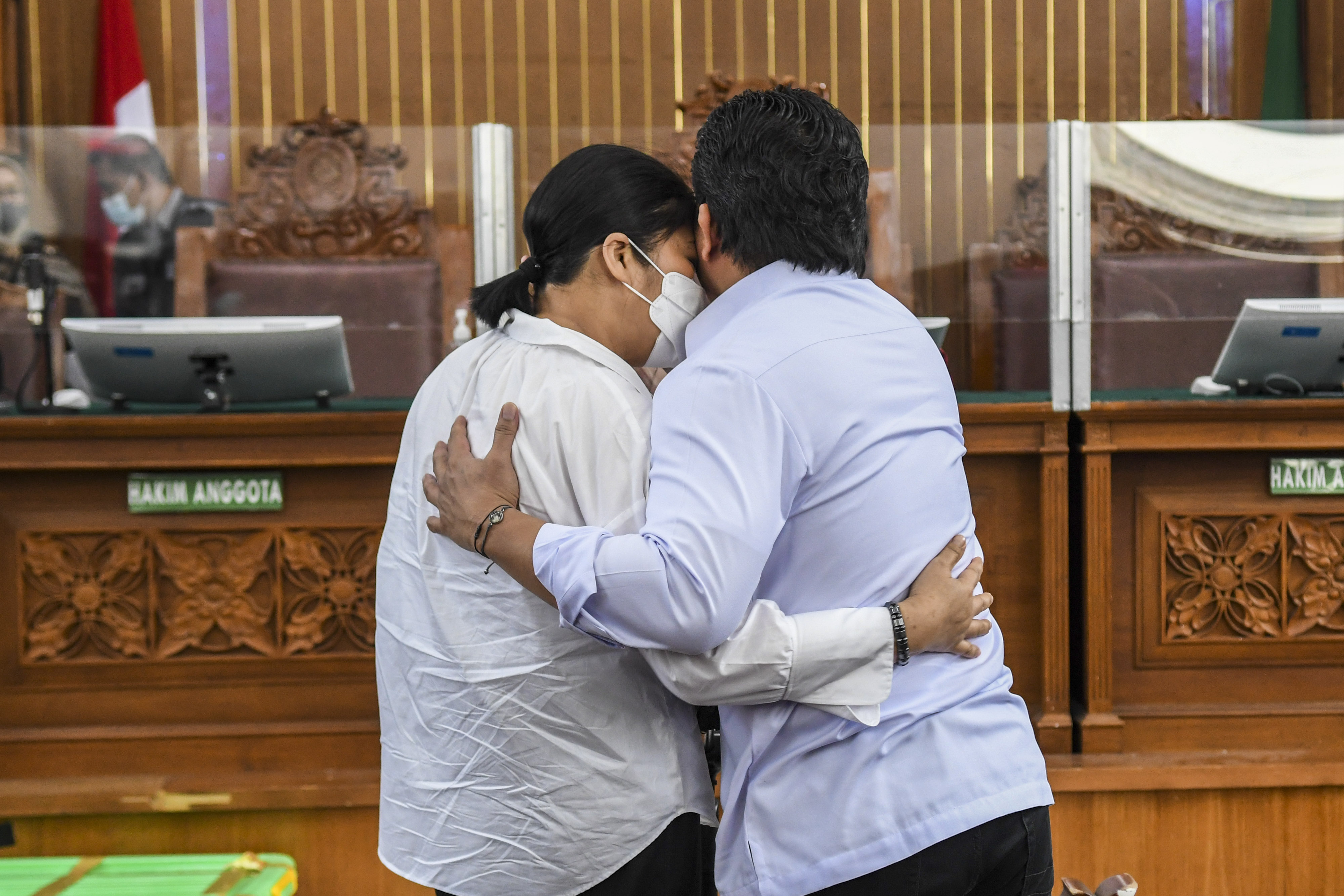 Terdakwa kasus pembunuhan Brigadir Yosua Hutabarat, Ferdy Sambo (kanan) berpelukan dengan istrinya yang juga terdakwa Putri Candrawathi