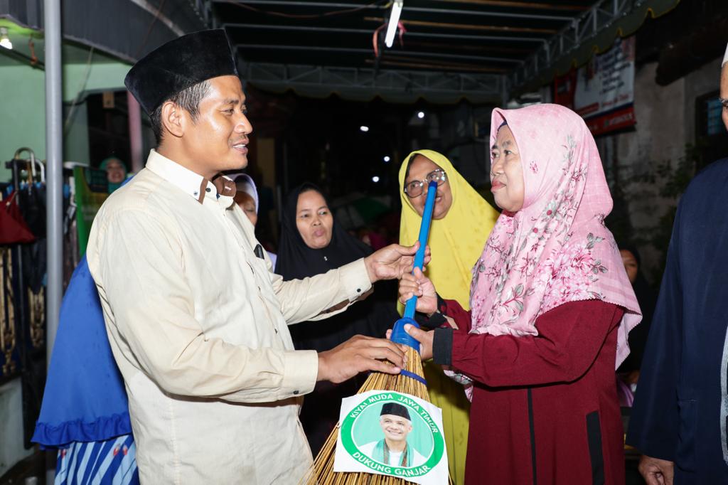 Sukarelawan Kiai Muda Jawa Timur, mengajak para perempuan single parent dan masyarakat umum untuk menjaga kebersihan lingkungan bersama.
