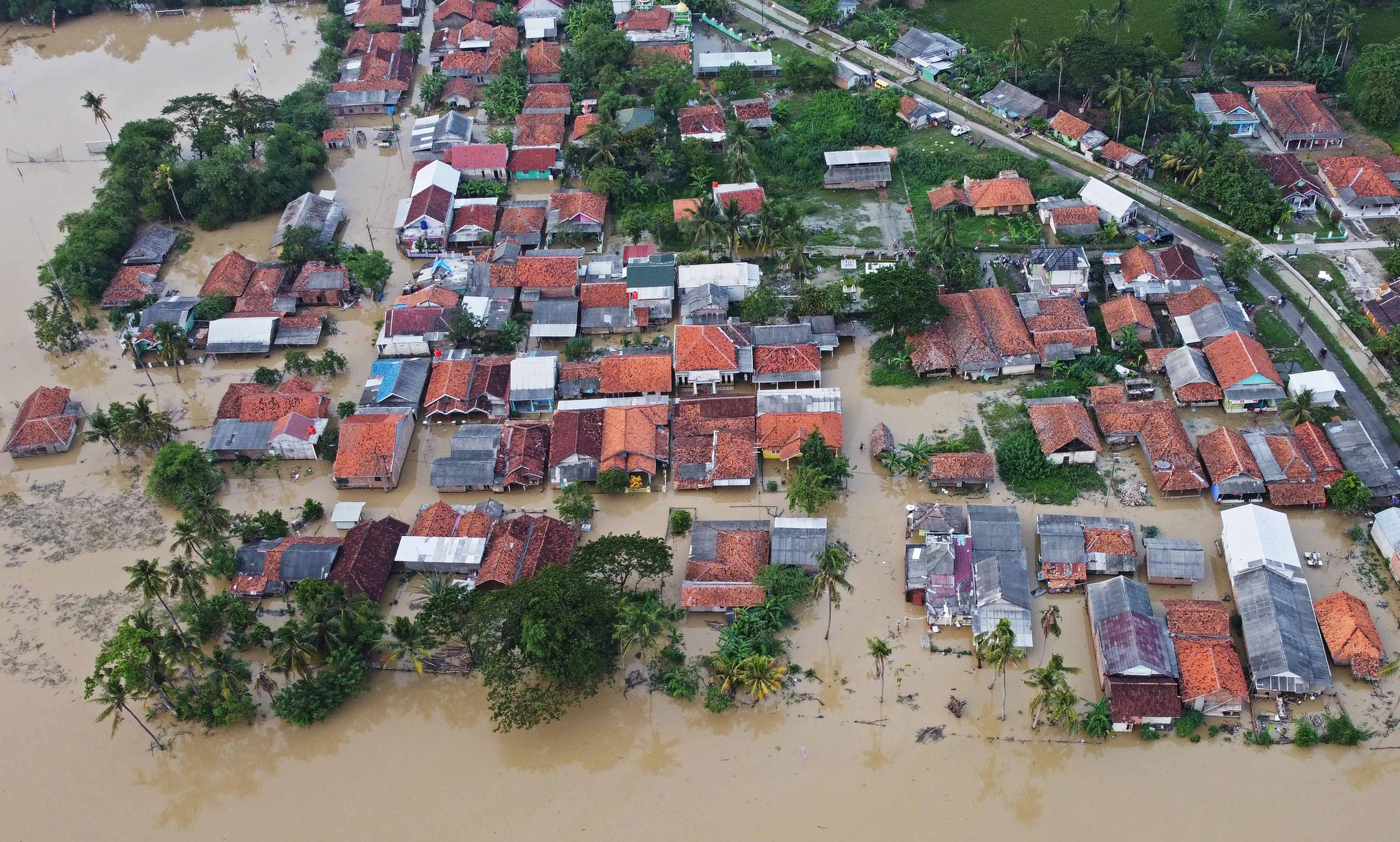 Foto udara suasana permukiman warga yang terendam banjir di Desa Karangligar, Karawang, Jawa Barat.