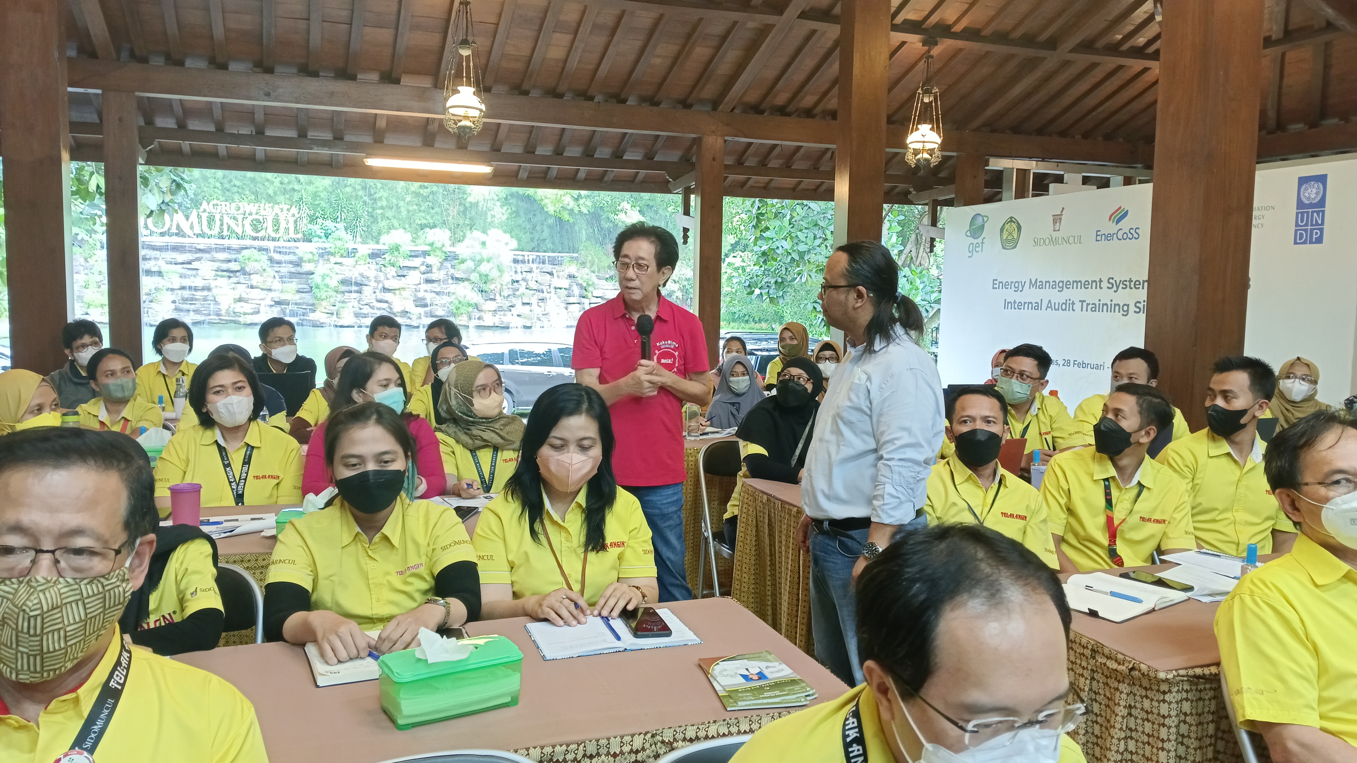 Direktur Sido Muncul Irwan Hidayat di tengah peserta pelatihan manajemen energi