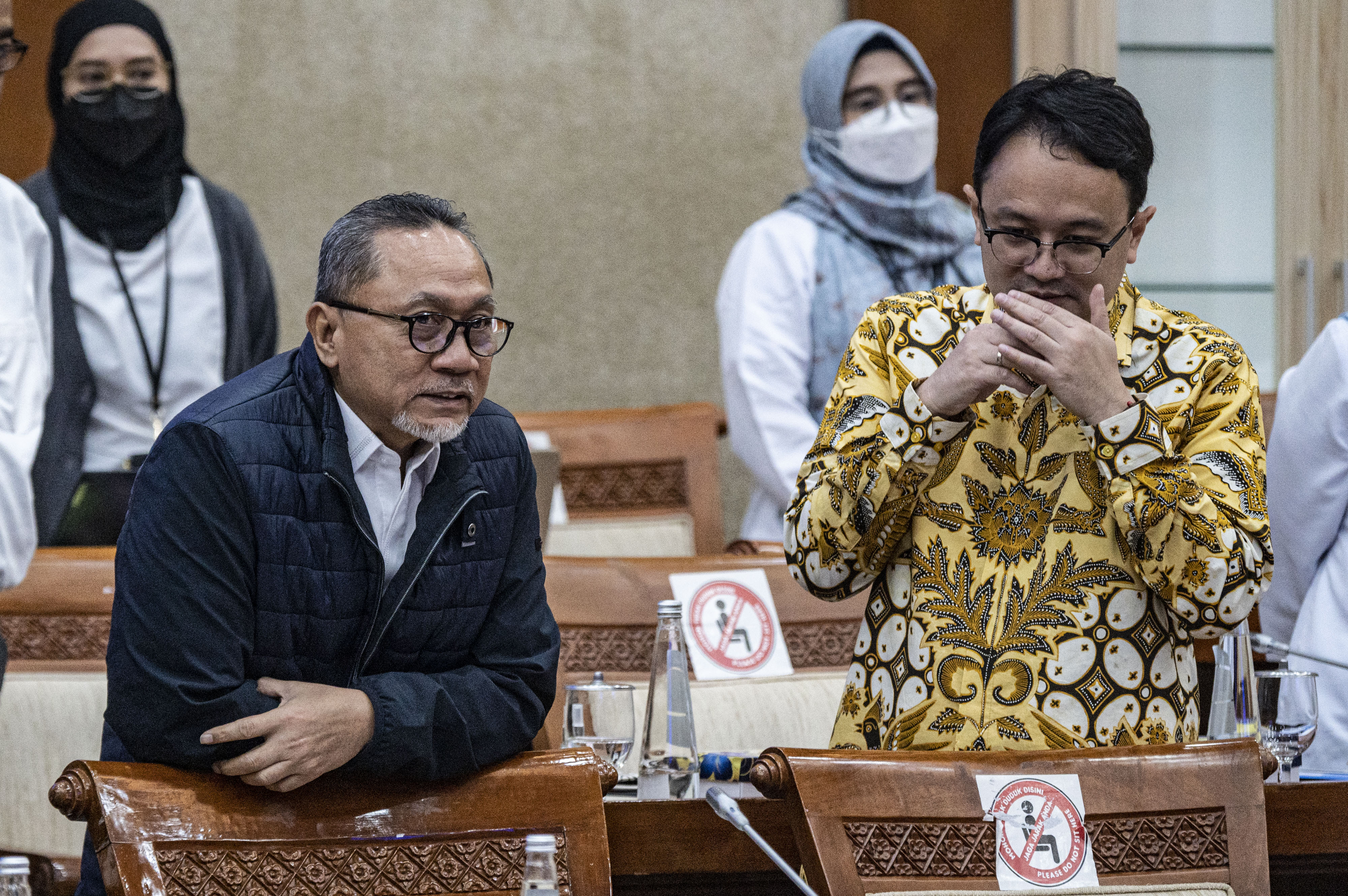 Mendag Zulkifli Hasan bersama Wamendag Jerry Sambuaga bersiap mengikuti rapat kerja dengan Komisi VI DPR.